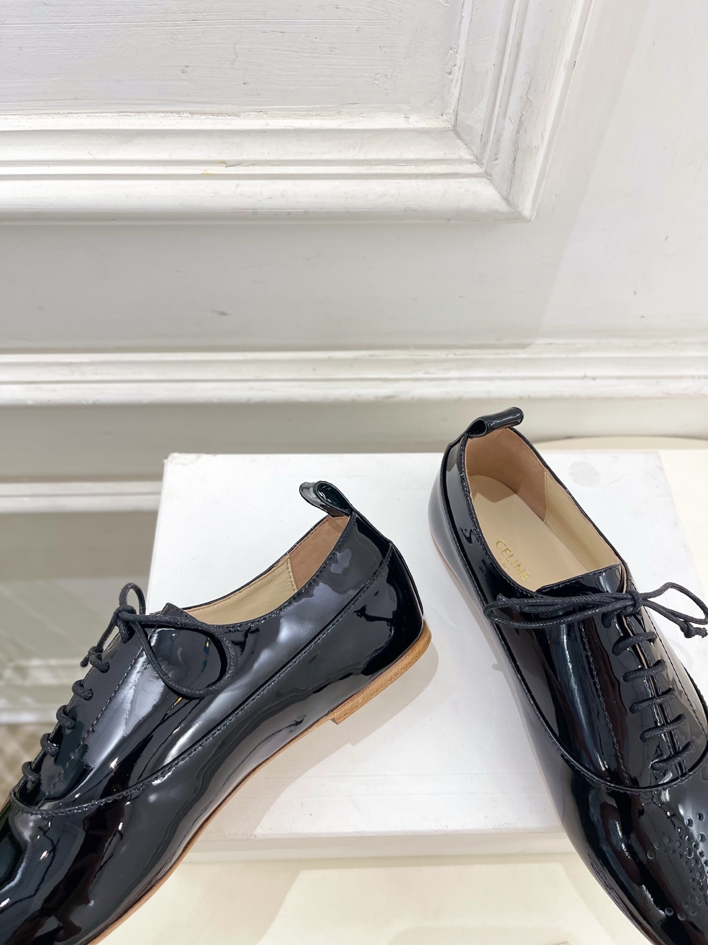 CELINE | 赛琳 25𝐬𝐬 💛2025新品 LISE TRIOMPHE镂孔标志板鞋 上新!🔜 BS