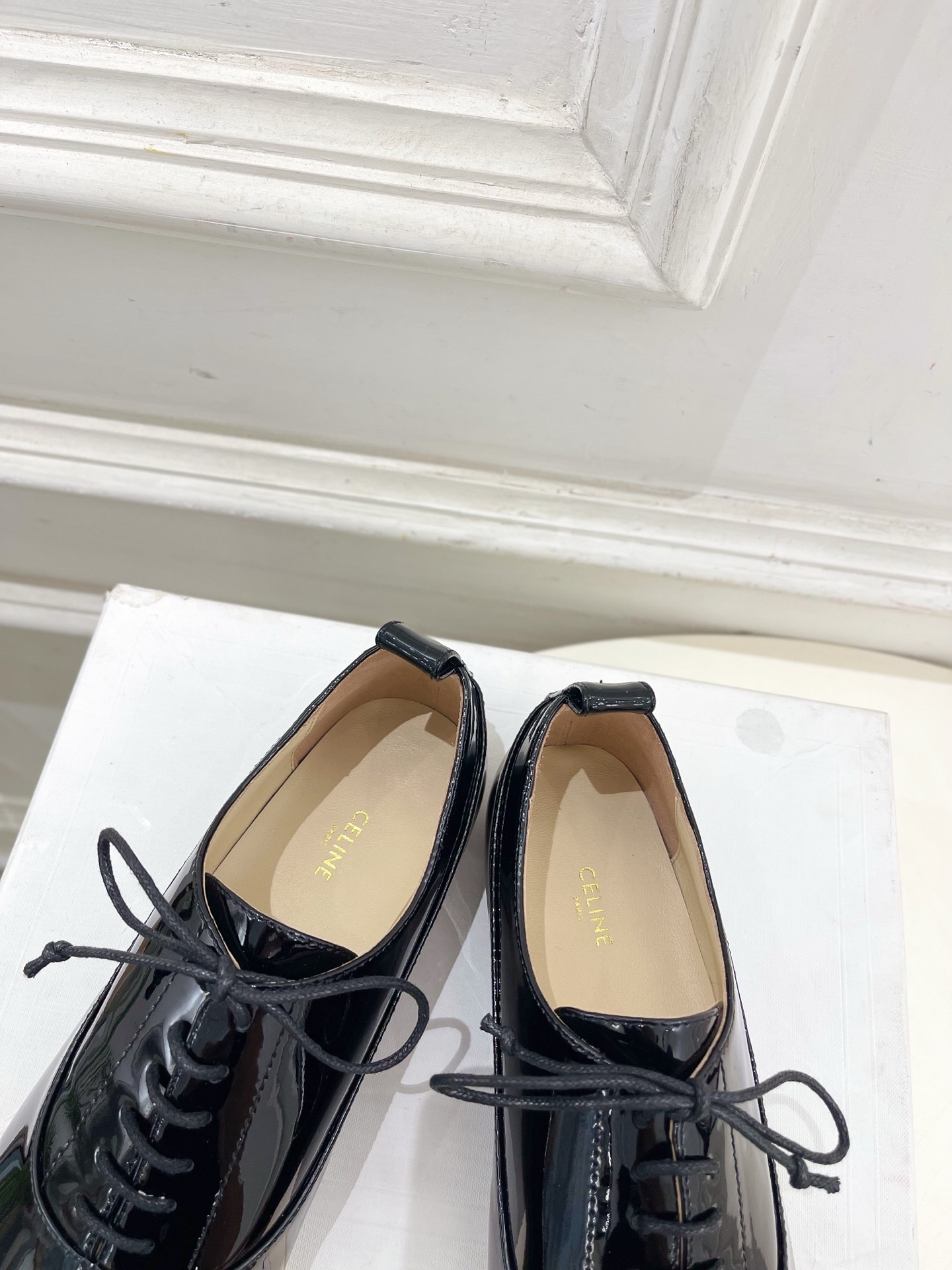 CELINE | 赛琳 25𝐬𝐬 💛2025新品 LISE TRIOMPHE镂孔标志板鞋 上新!🔜 BS