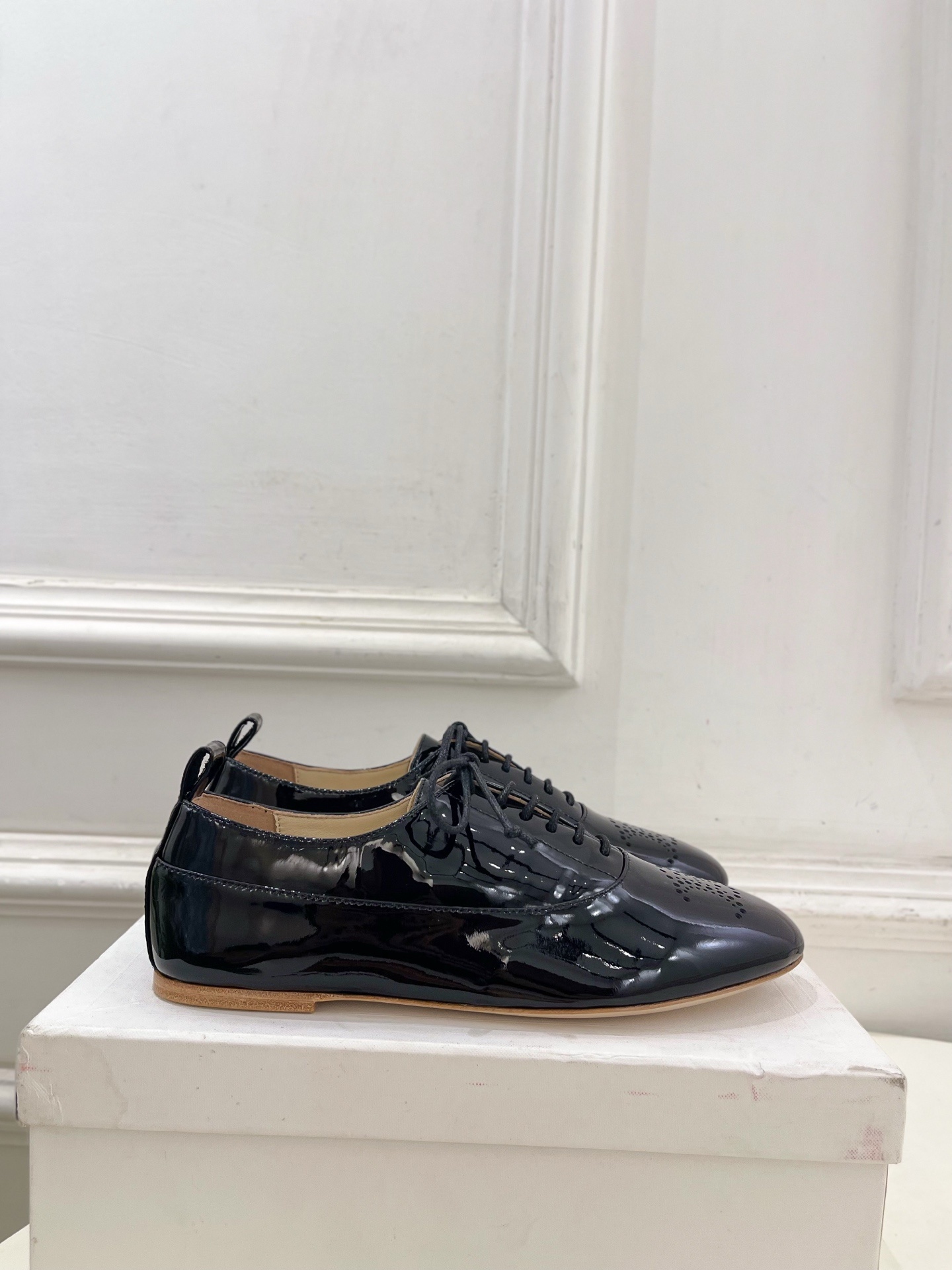 CELINE | 赛琳 25𝐬𝐬 💛2025新品 LISE TRIOMPHE镂孔标志板鞋 上新!🔜 BS