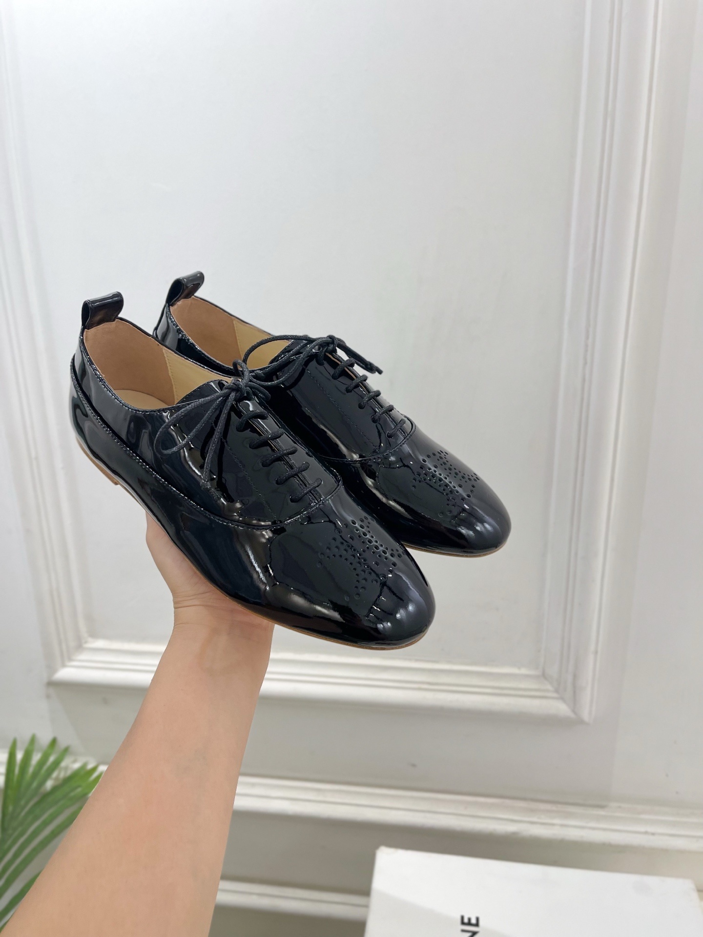 CELINE | 赛琳 25𝐬𝐬 💛2025新品 LISE TRIOMPHE镂孔标志板鞋 上新!🔜 BS