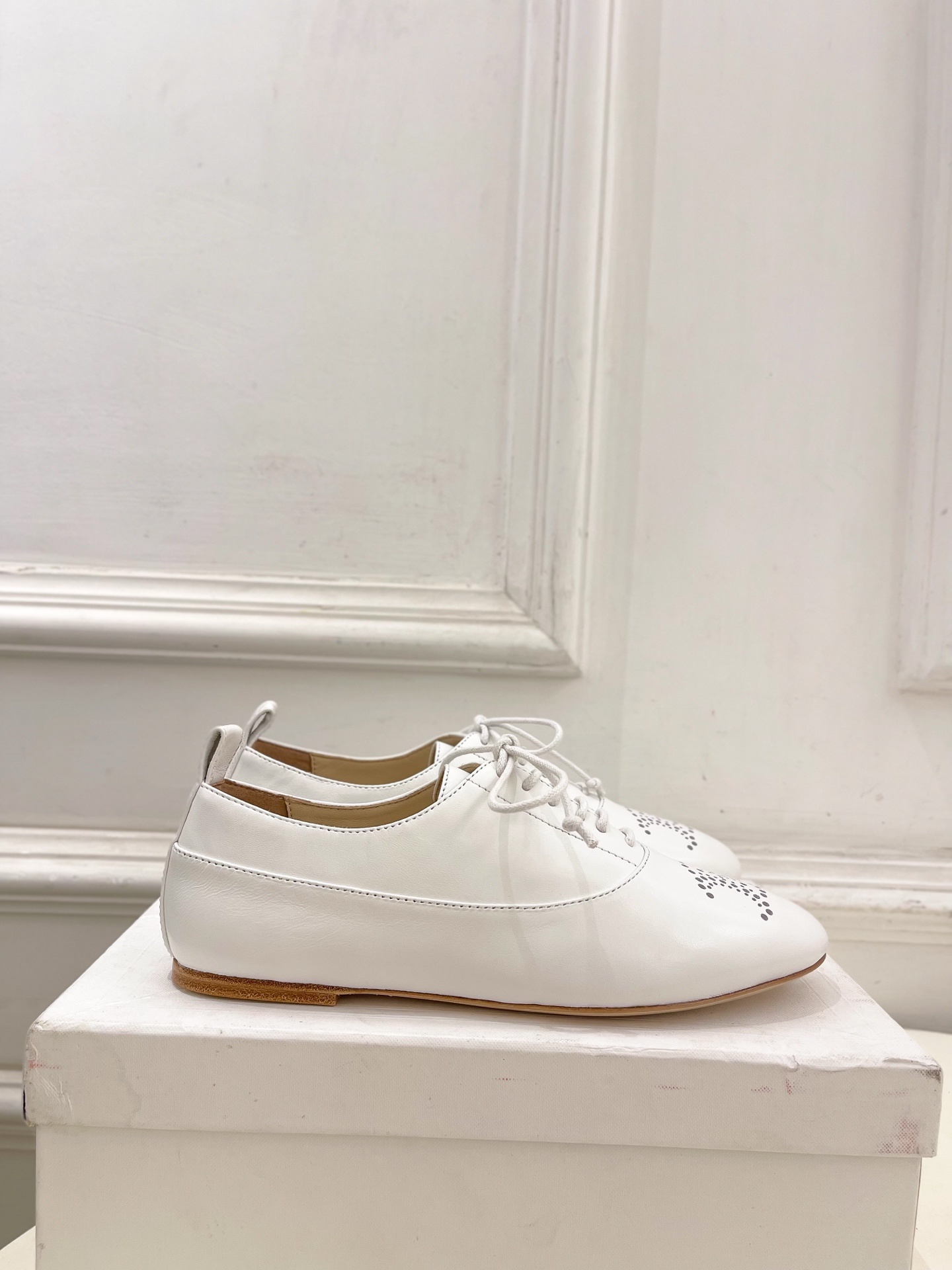 CELINE | 赛琳 25𝐬𝐬 💛2025新品 LISE TRIOMPHE镂孔标志板鞋 上新!🔜 BS