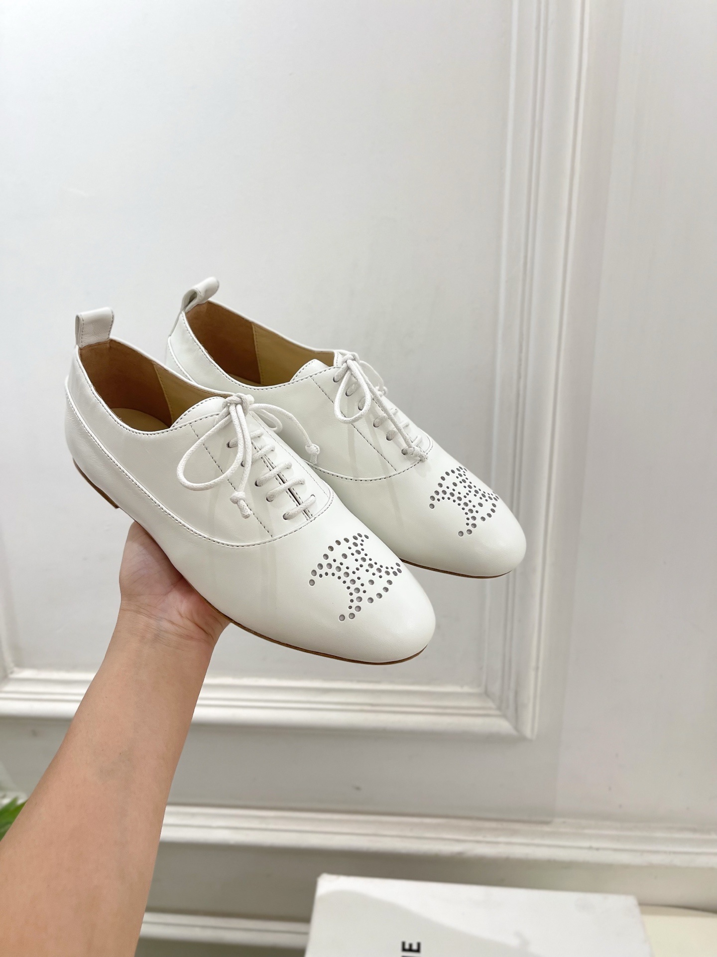CELINE | 赛琳 25𝐬𝐬 💛2025新品 LISE TRIOMPHE镂孔标志板鞋 上新!🔜 BS