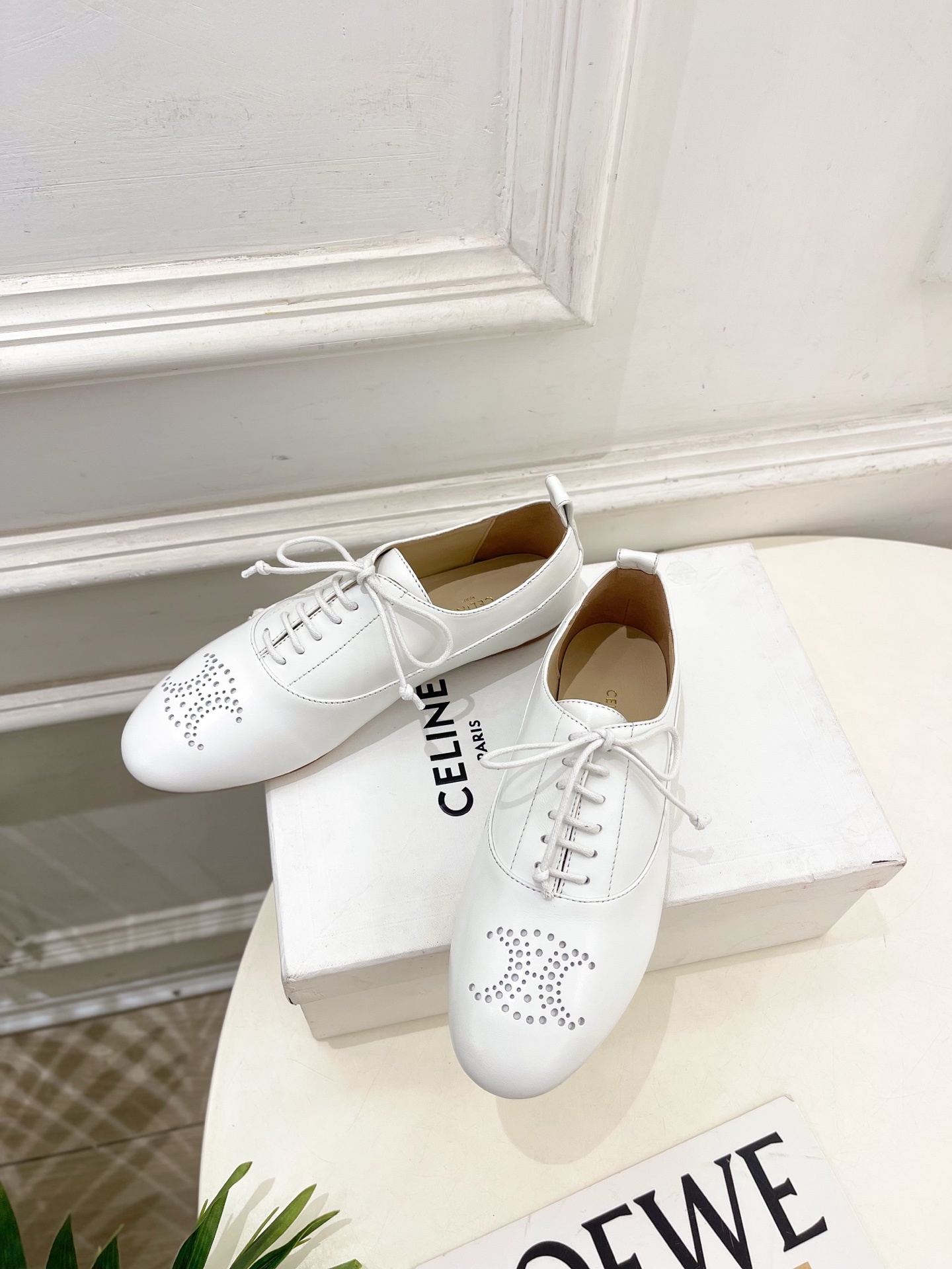 CELINE | 赛琳 25𝐬𝐬 💛2025新品 LISE TRIOMPHE镂孔标志板鞋 上新!🔜 BS