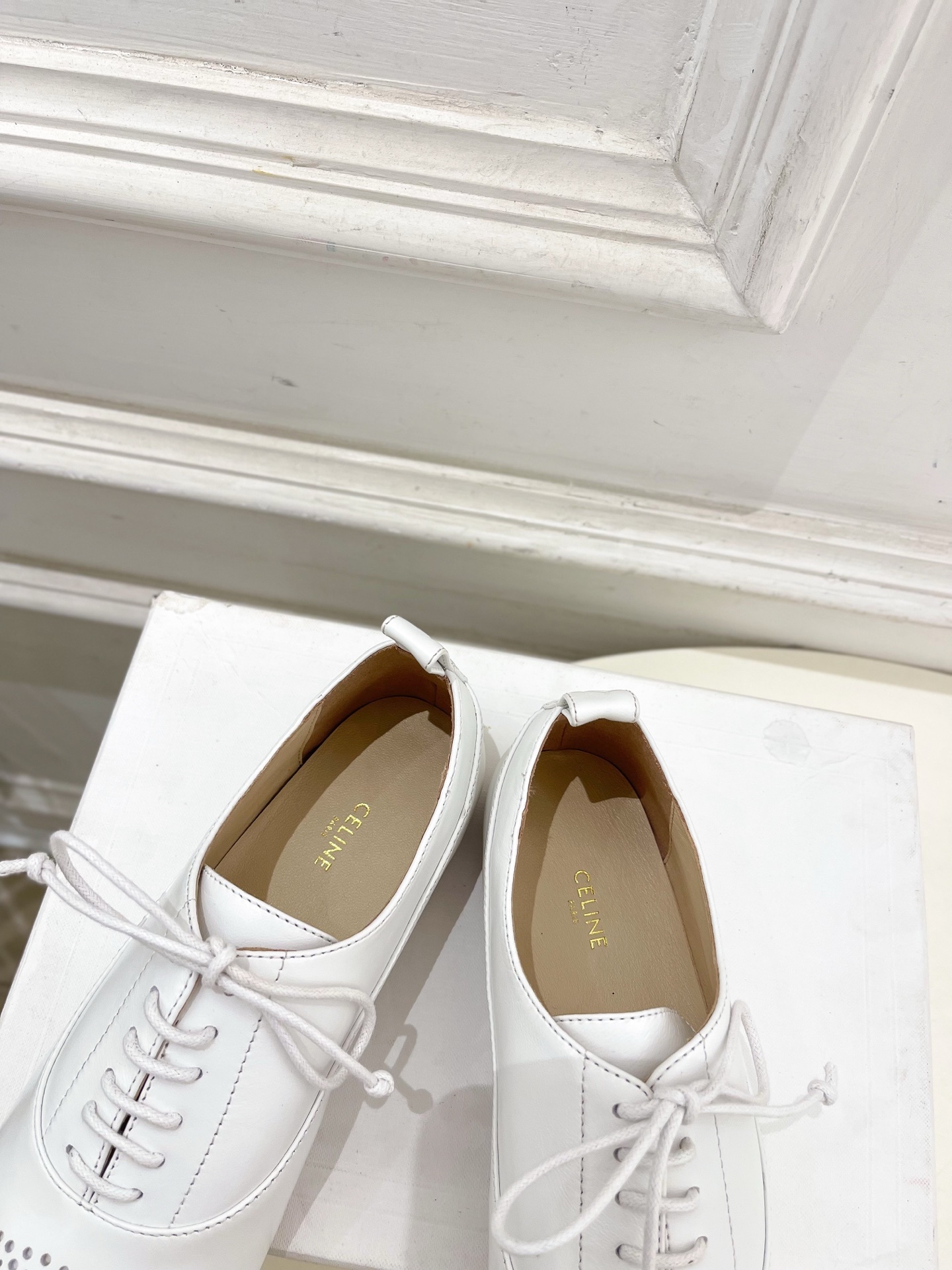 CELINE | 赛琳 25𝐬𝐬 💛2025新品 LISE TRIOMPHE镂孔标志板鞋 上新!🔜 BS