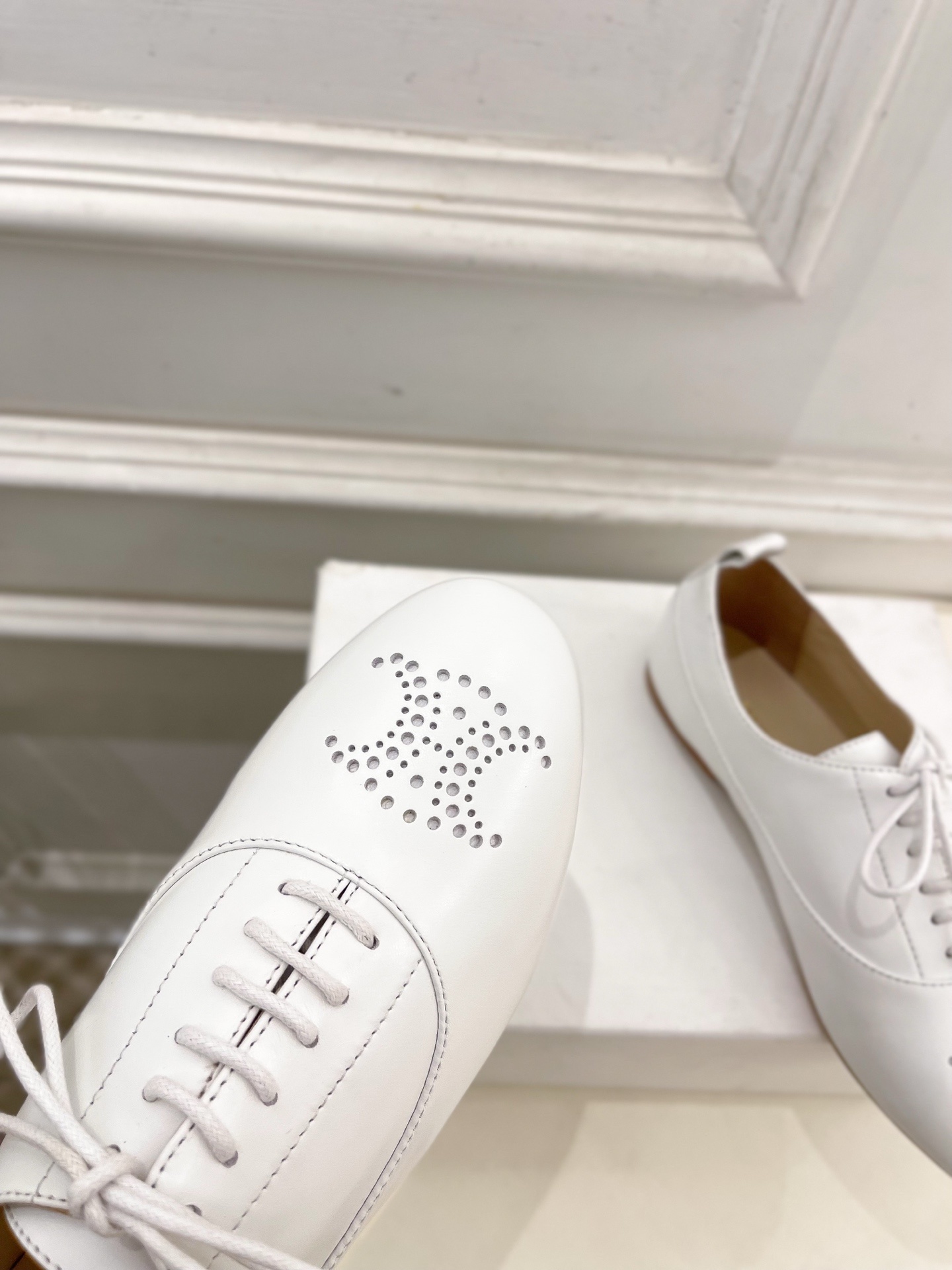 CELINE | 赛琳 25𝐬𝐬 💛2025新品 LISE TRIOMPHE镂孔标志板鞋 上新!🔜 BS