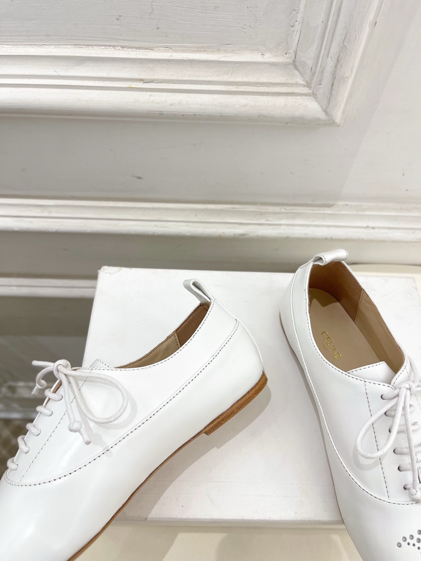 CELINE | 赛琳 25𝐬𝐬 💛2025新品 LISE TRIOMPHE镂孔标志板鞋 上新!🔜 BS