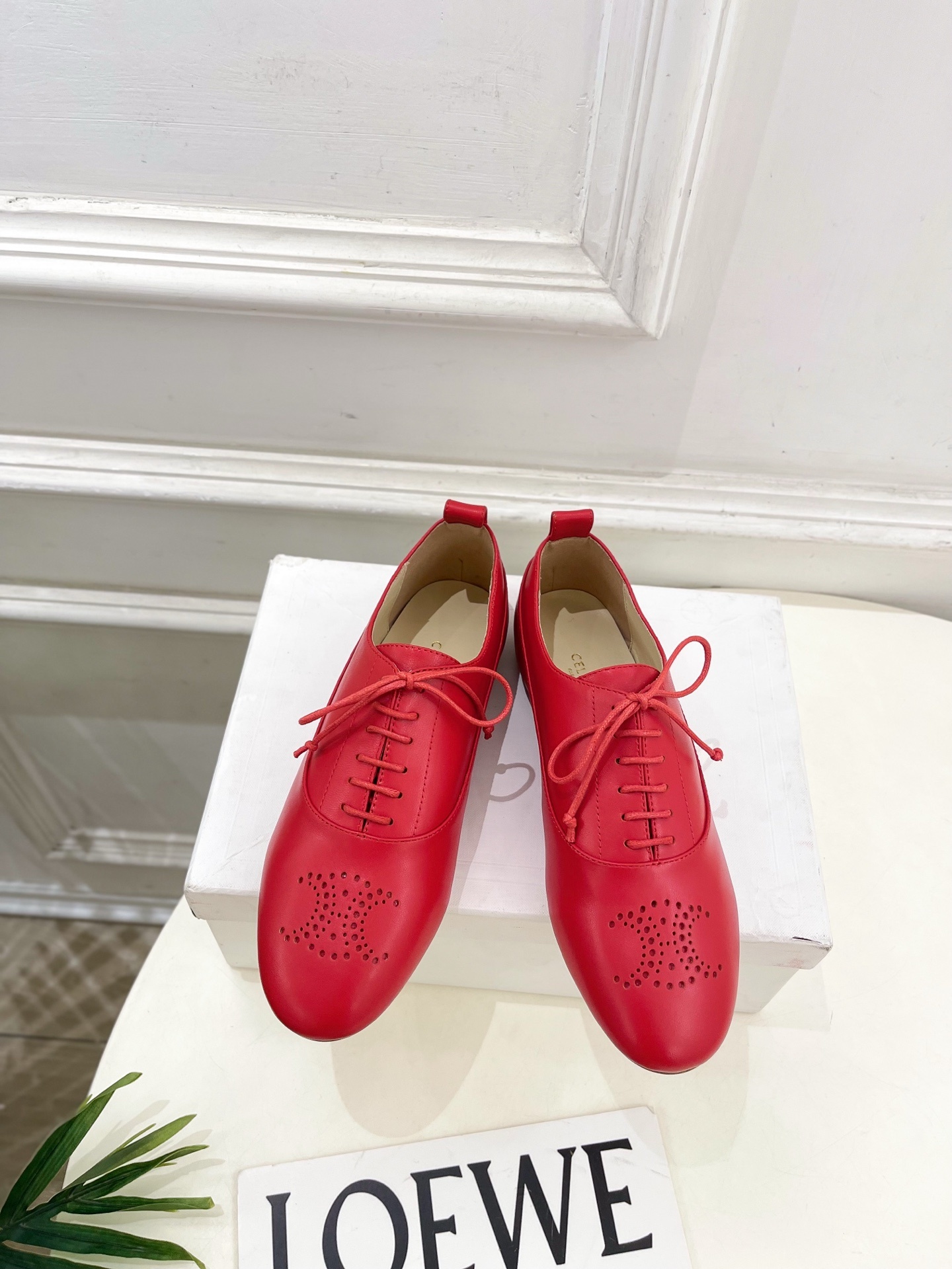 CELINE | 赛琳 25𝐬𝐬 💛2025新品 LISE TRIOMPHE镂孔标志板鞋 上新!🔜 BS
