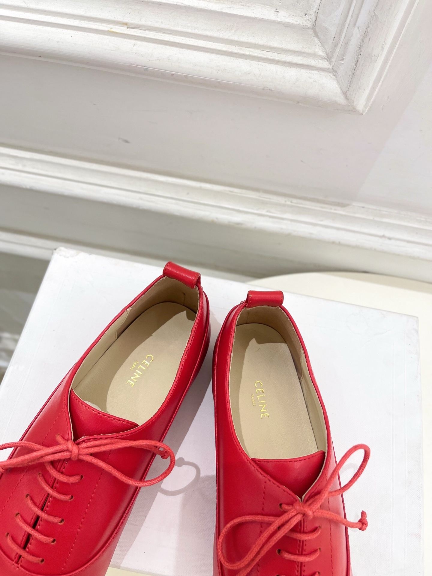 CELINE | 赛琳 25𝐬𝐬 💛2025新品 LISE TRIOMPHE镂孔标志板鞋 上新!🔜 BS