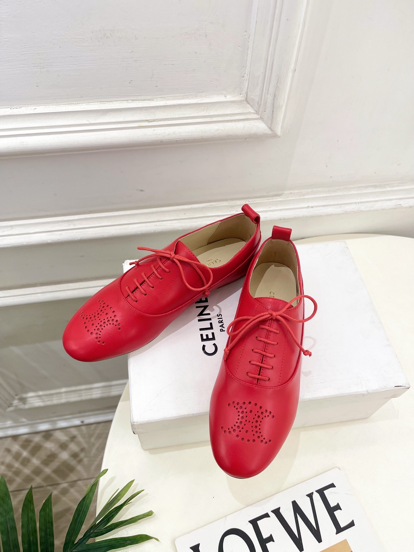 CELINE | 赛琳 25𝐬𝐬 💛2025新品 LISE TRIOMPHE镂孔标志板鞋 上新!🔜 BS