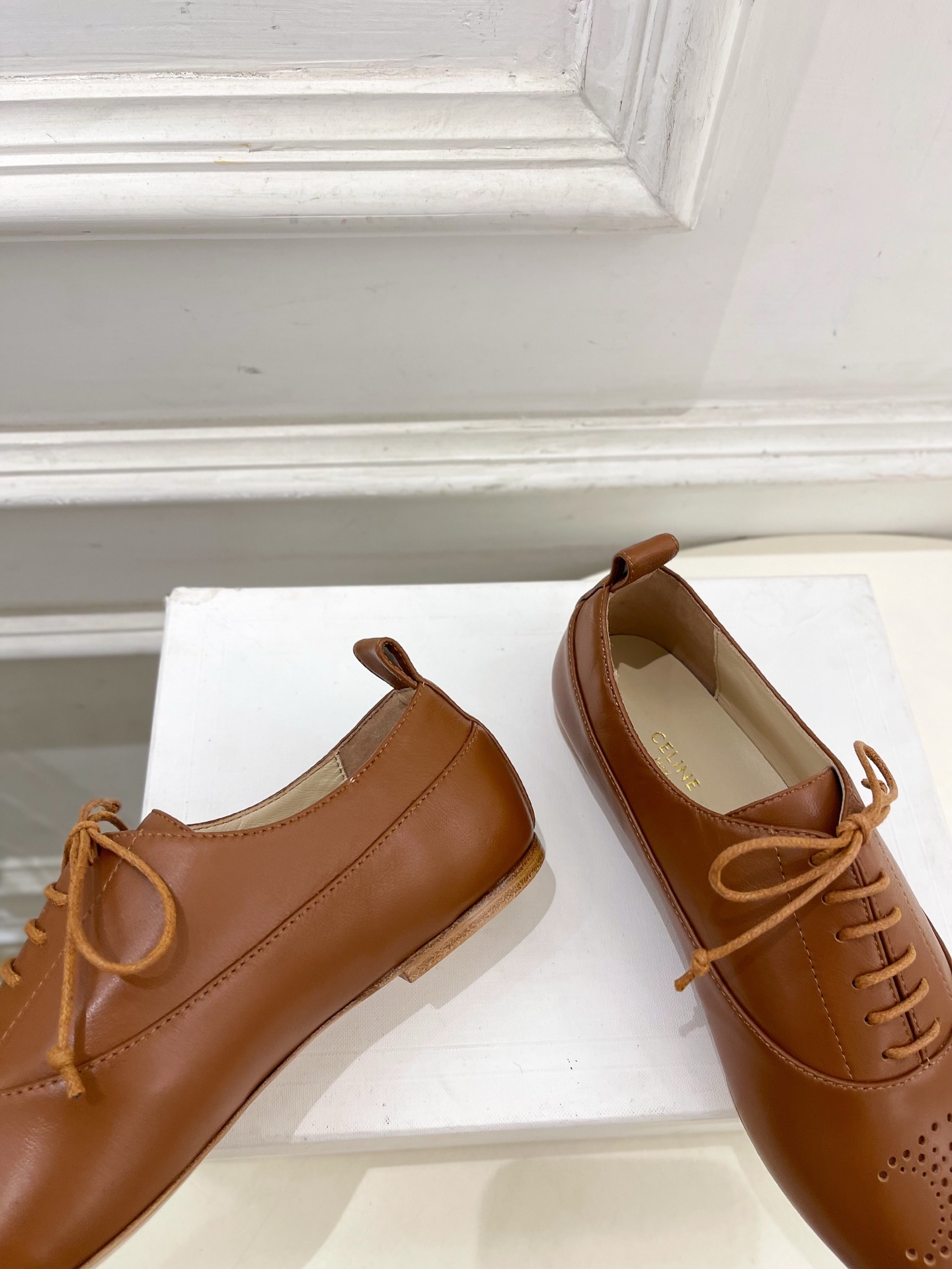 CELINE | 赛琳 25𝐬𝐬 💛2025新品 LISE TRIOMPHE镂孔标志板鞋 上新!🔜 BS