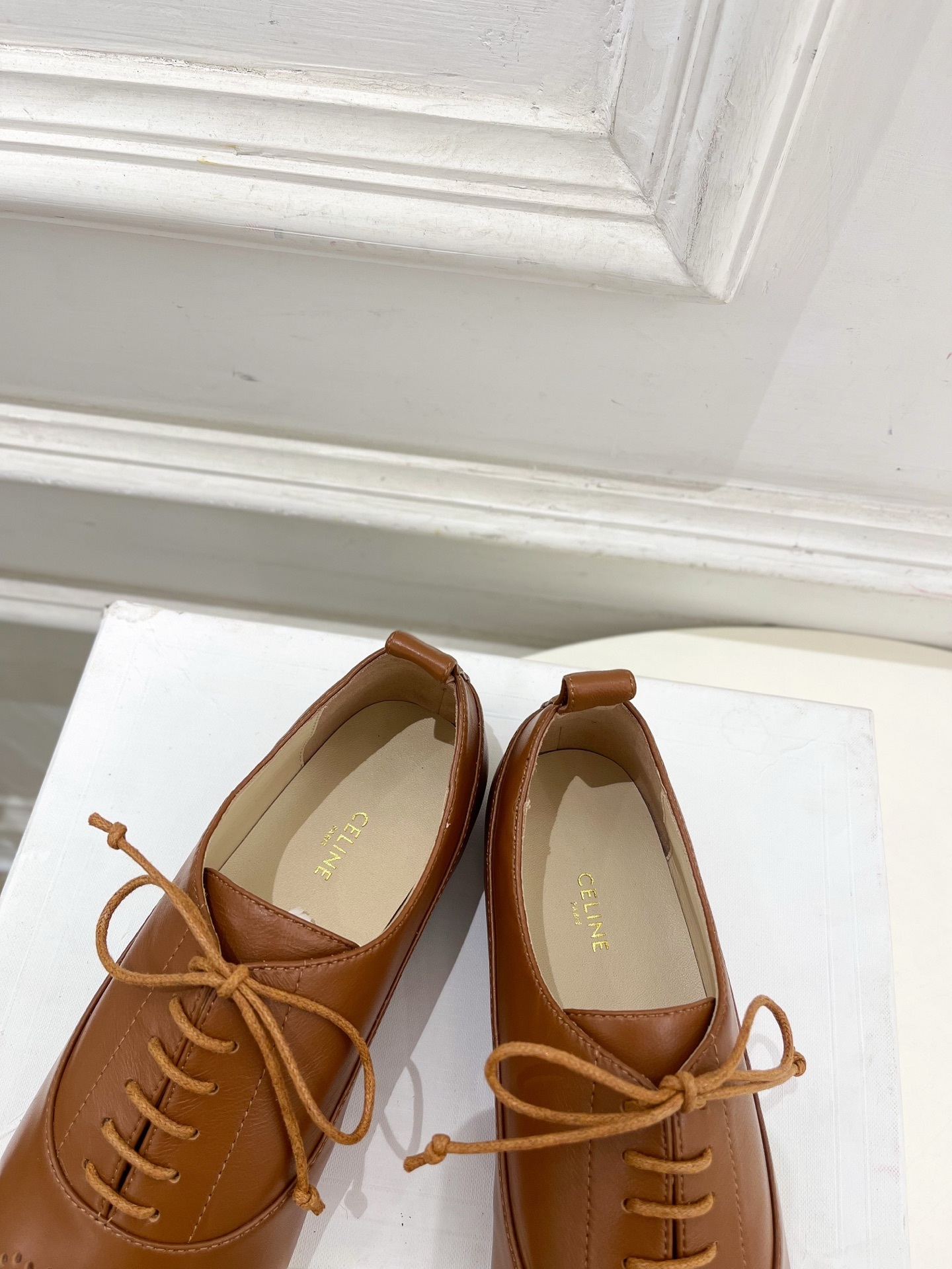 CELINE | 赛琳 25𝐬𝐬 💛2025新品 LISE TRIOMPHE镂孔标志板鞋 上新!🔜 BS