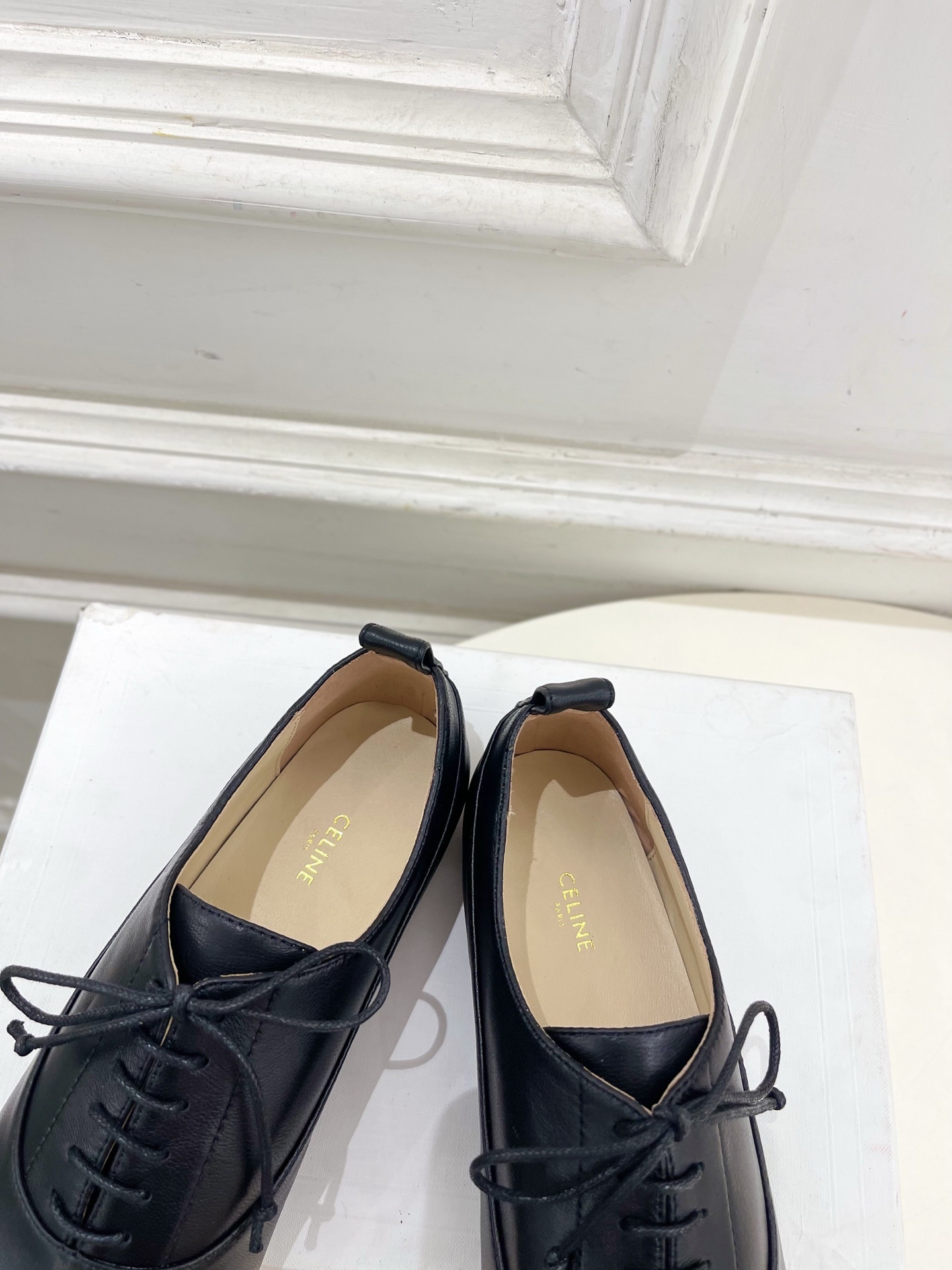 CELINE | 赛琳 25𝐬𝐬 💛2025新品 LISE TRIOMPHE镂孔标志板鞋 上新!🔜 BS