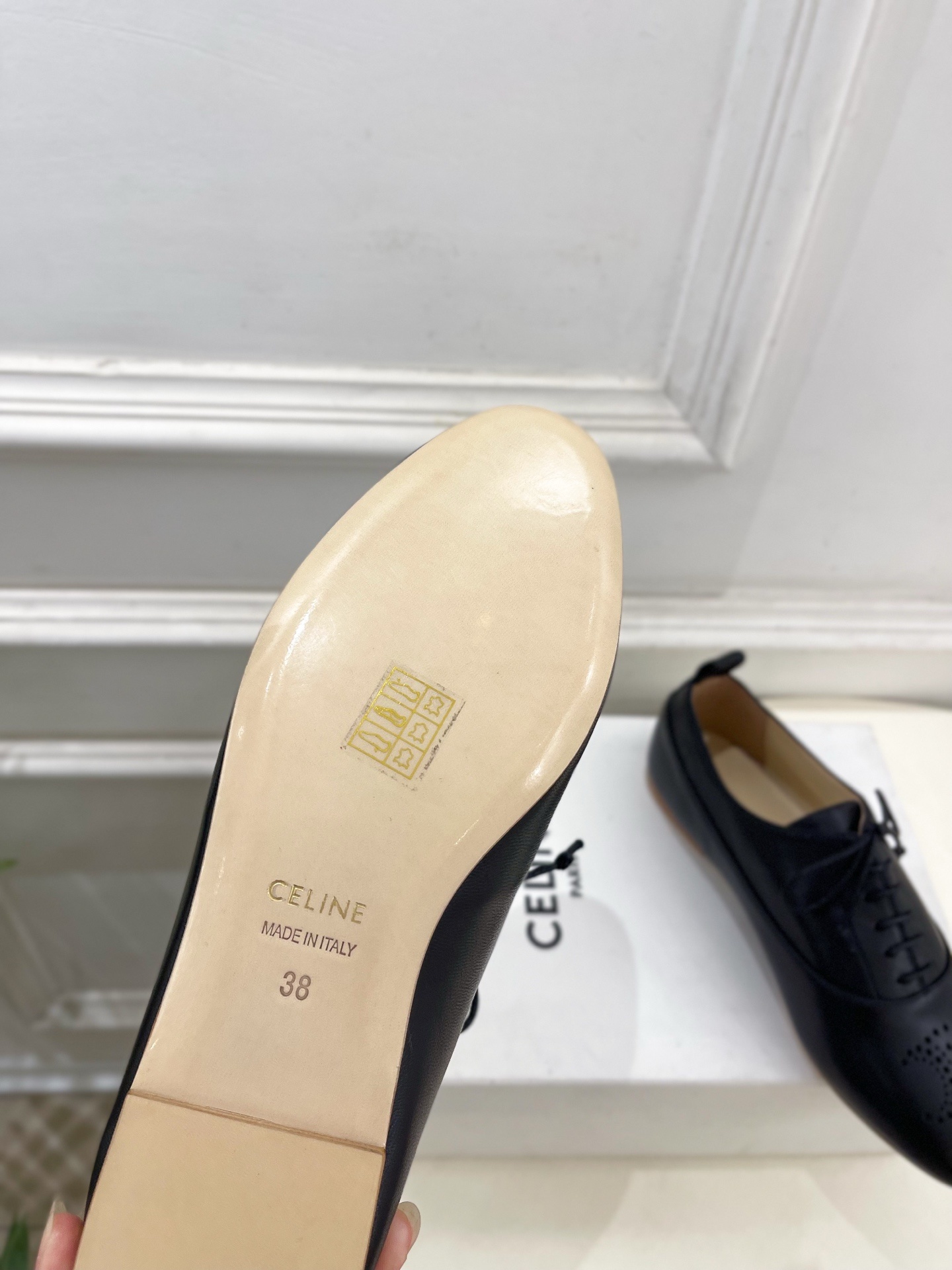 CELINE | 赛琳 25𝐬𝐬 💛2025新品 LISE TRIOMPHE镂孔标志板鞋 上新!🔜 BS