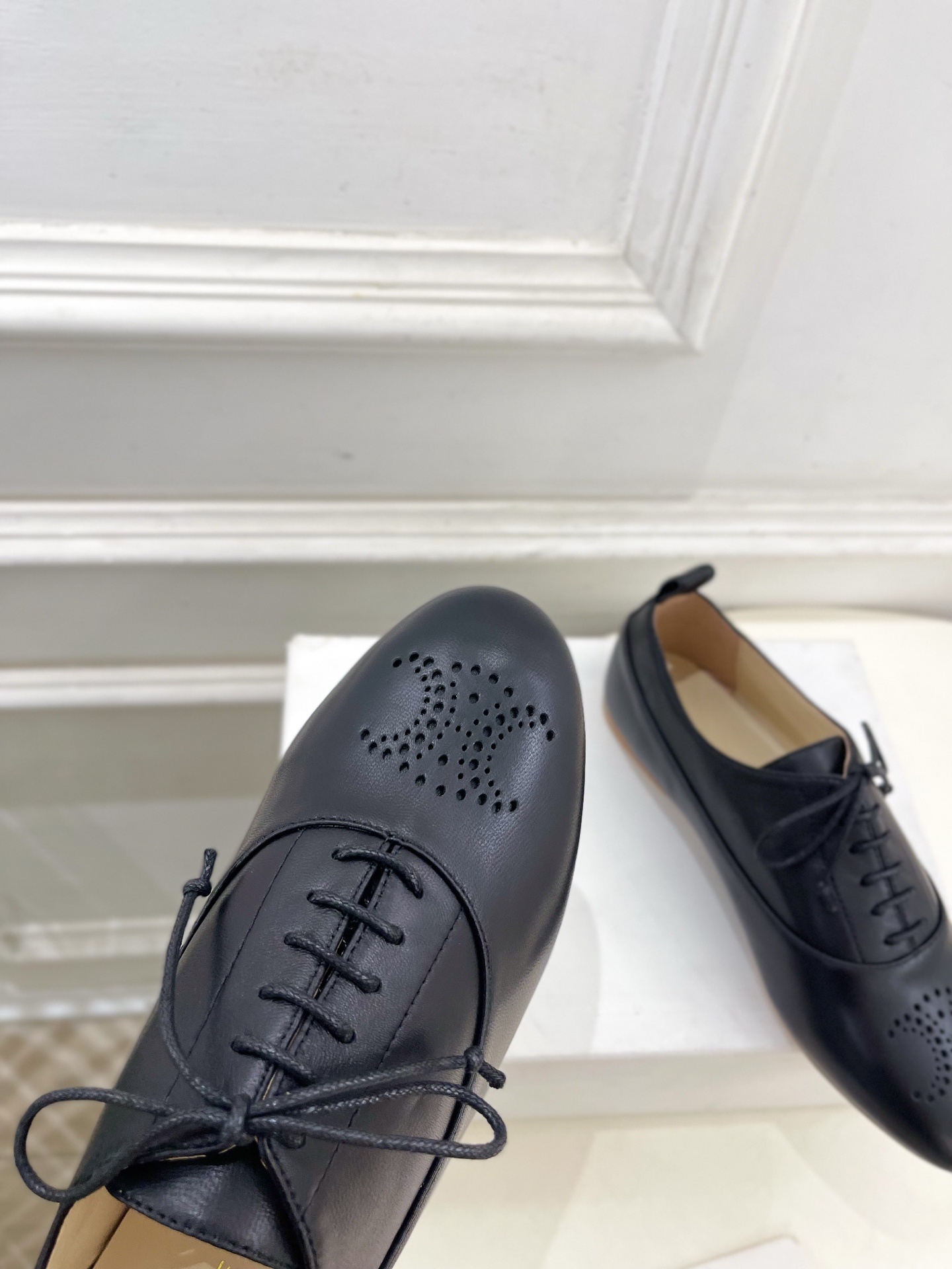 CELINE | 赛琳 25𝐬𝐬 💛2025新品 LISE TRIOMPHE镂孔标志板鞋 上新!🔜 BS