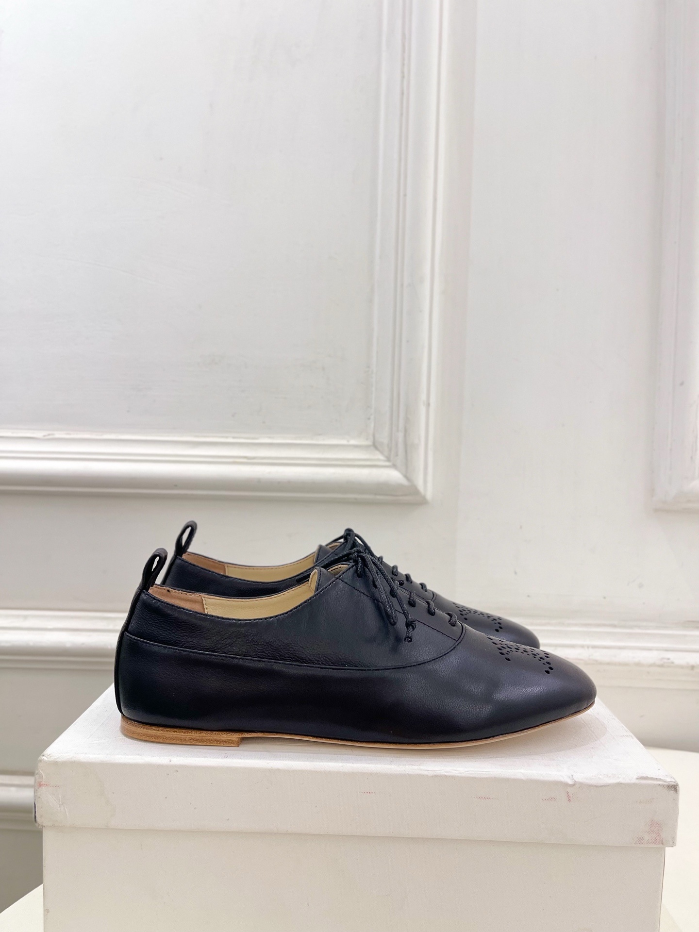 CELINE | 赛琳 25𝐬𝐬 💛2025新品 LISE TRIOMPHE镂孔标志板鞋 上新!🔜 BS