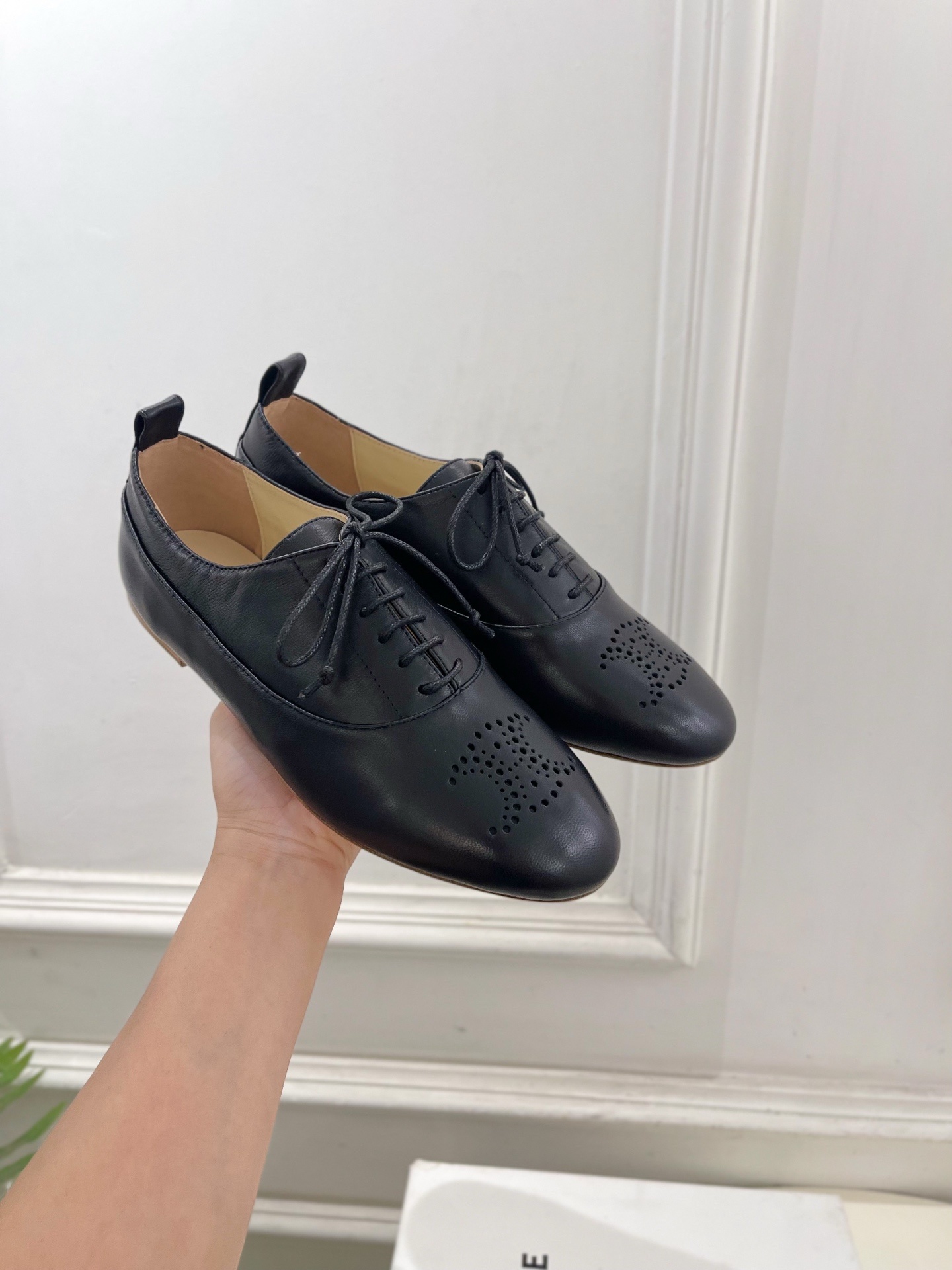 CELINE | 赛琳 25𝐬𝐬 💛2025新品 LISE TRIOMPHE镂孔标志板鞋 上新!🔜 BS