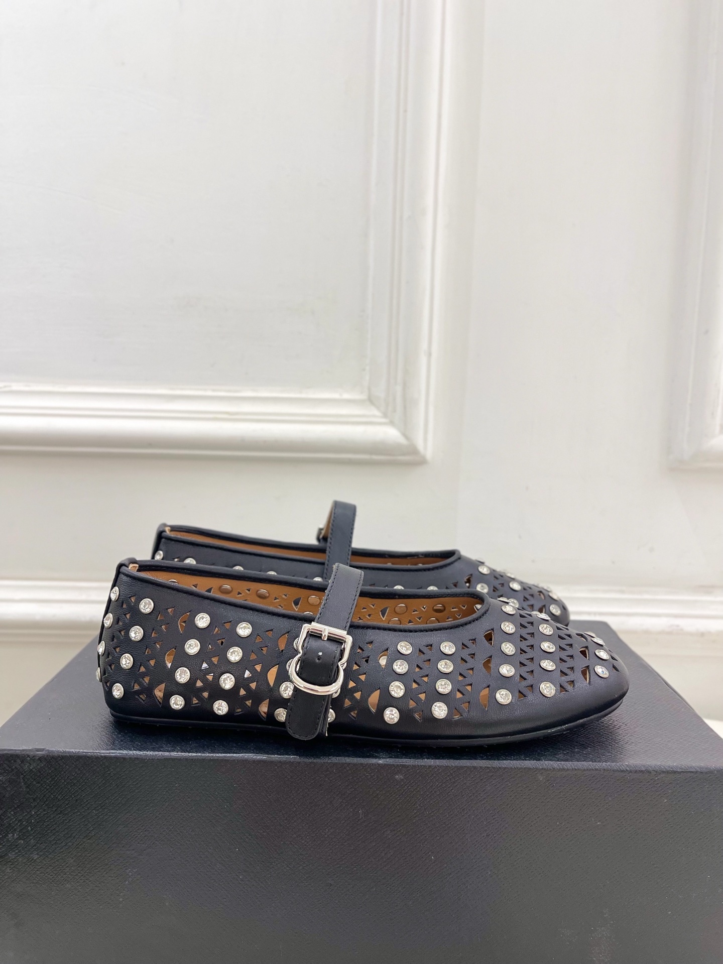 ALAÏA 阿莱亚25ss新品水钻镂空玛丽珍鞋—————————Alaïa作为这两年最受欢迎的鬼才设计师