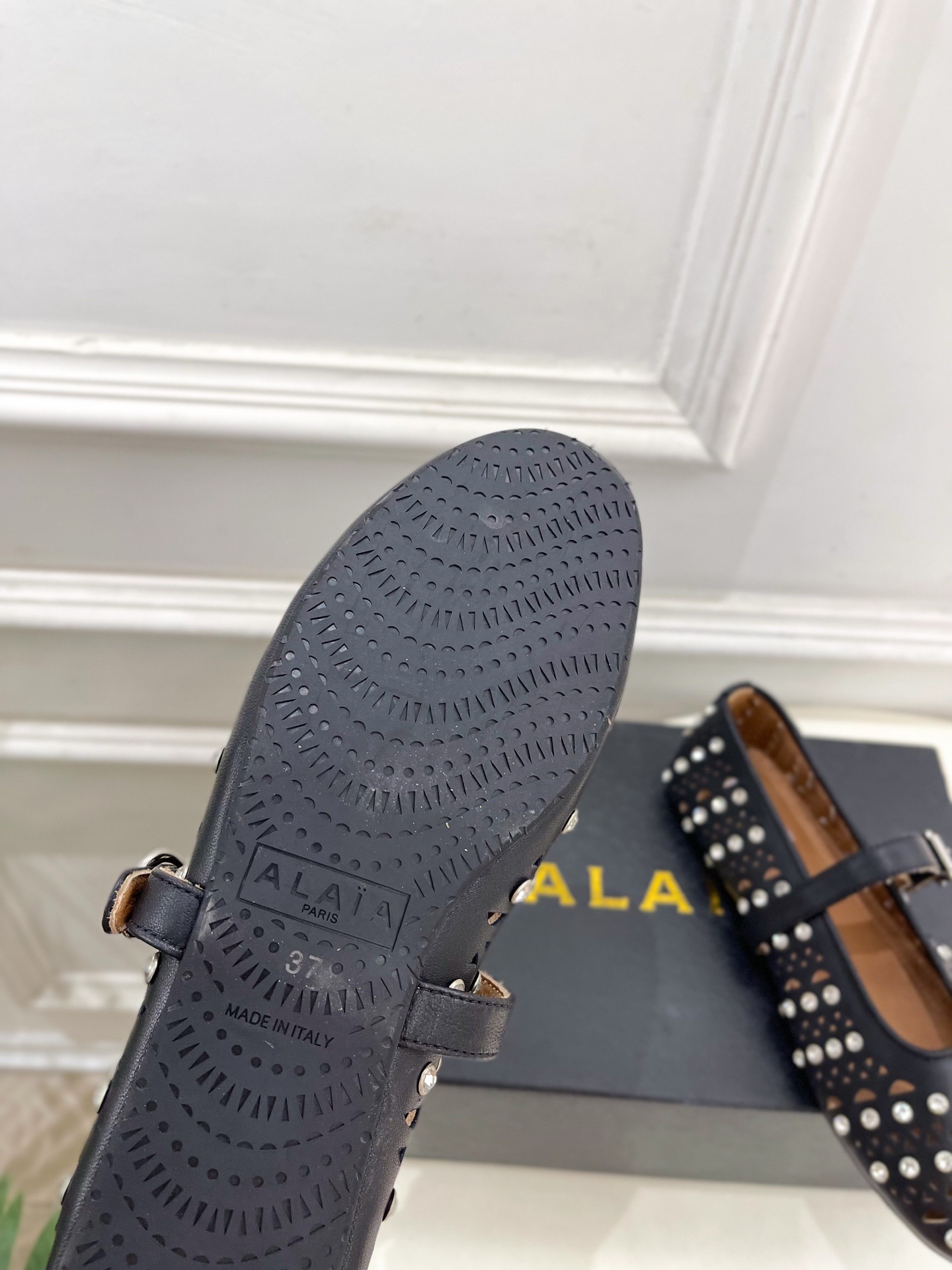 ALAÏA 阿莱亚25ss新品水钻镂空玛丽珍鞋—————————Alaïa作为这两年最受欢迎的鬼才设计师