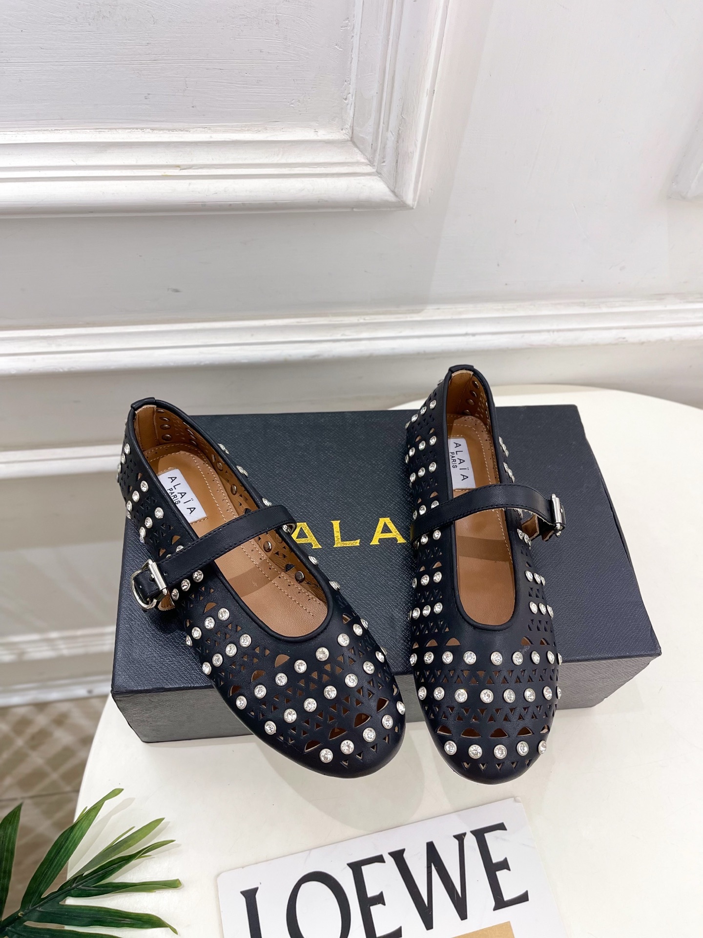 ALAÏA 阿莱亚25ss新品水钻镂空玛丽珍鞋—————————Alaïa作为这两年最受欢迎的鬼才设计师