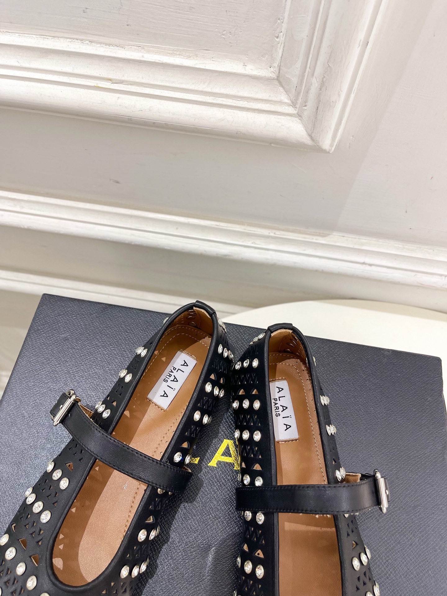 ALAÏA 阿莱亚25ss新品水钻镂空玛丽珍鞋—————————Alaïa作为这两年最受欢迎的鬼才设计师
