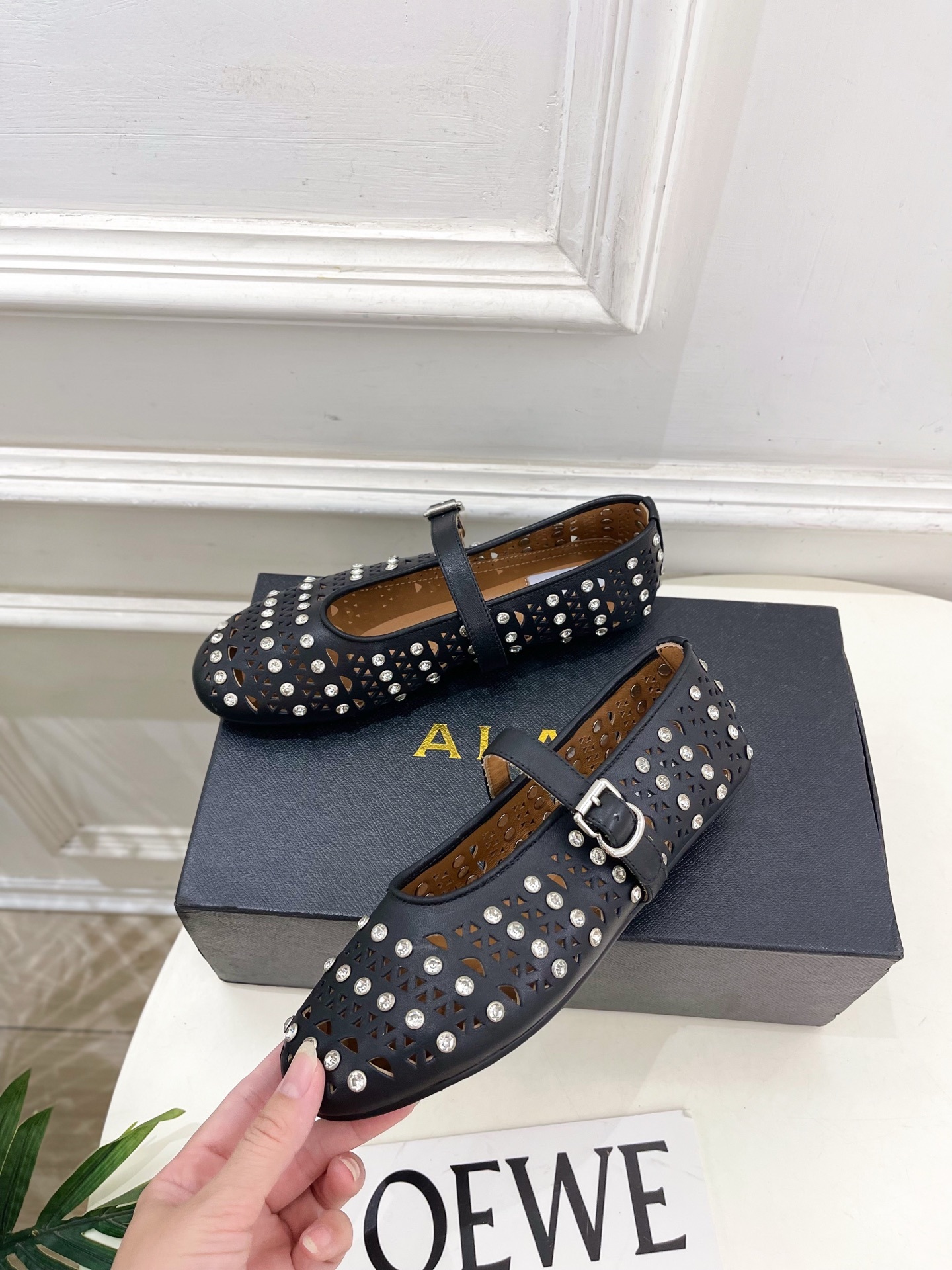 ALAÏA 阿莱亚25ss新品水钻镂空玛丽珍鞋—————————Alaïa作为这两年最受欢迎的鬼才设计师