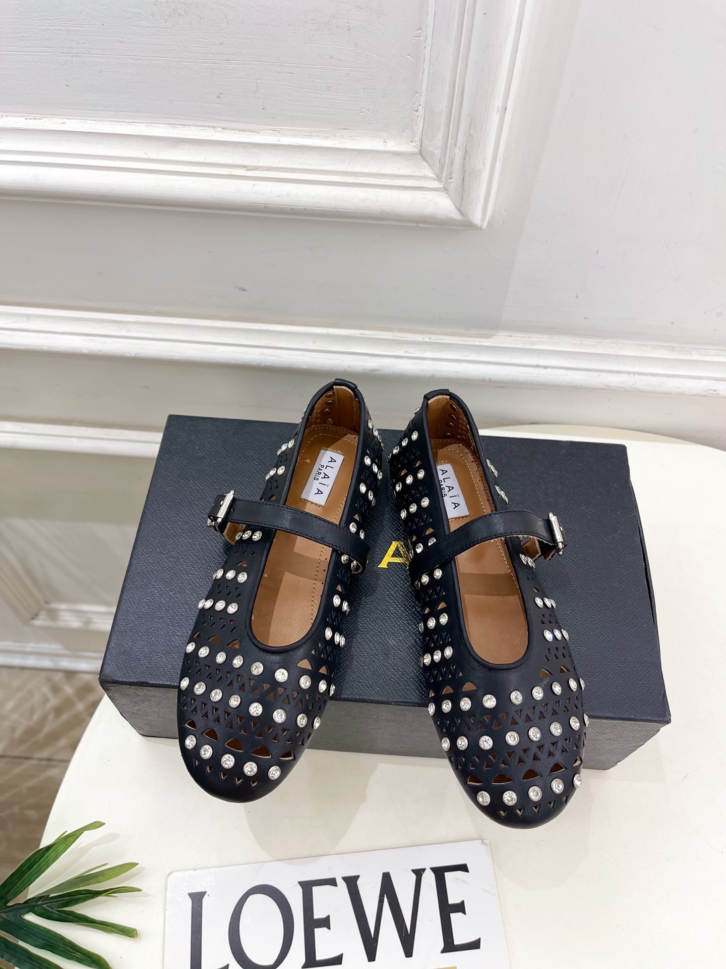ALAÏA 阿莱亚25ss新品水钻镂空玛丽珍鞋—————————Alaïa作为这两年最受欢迎的鬼才设计师