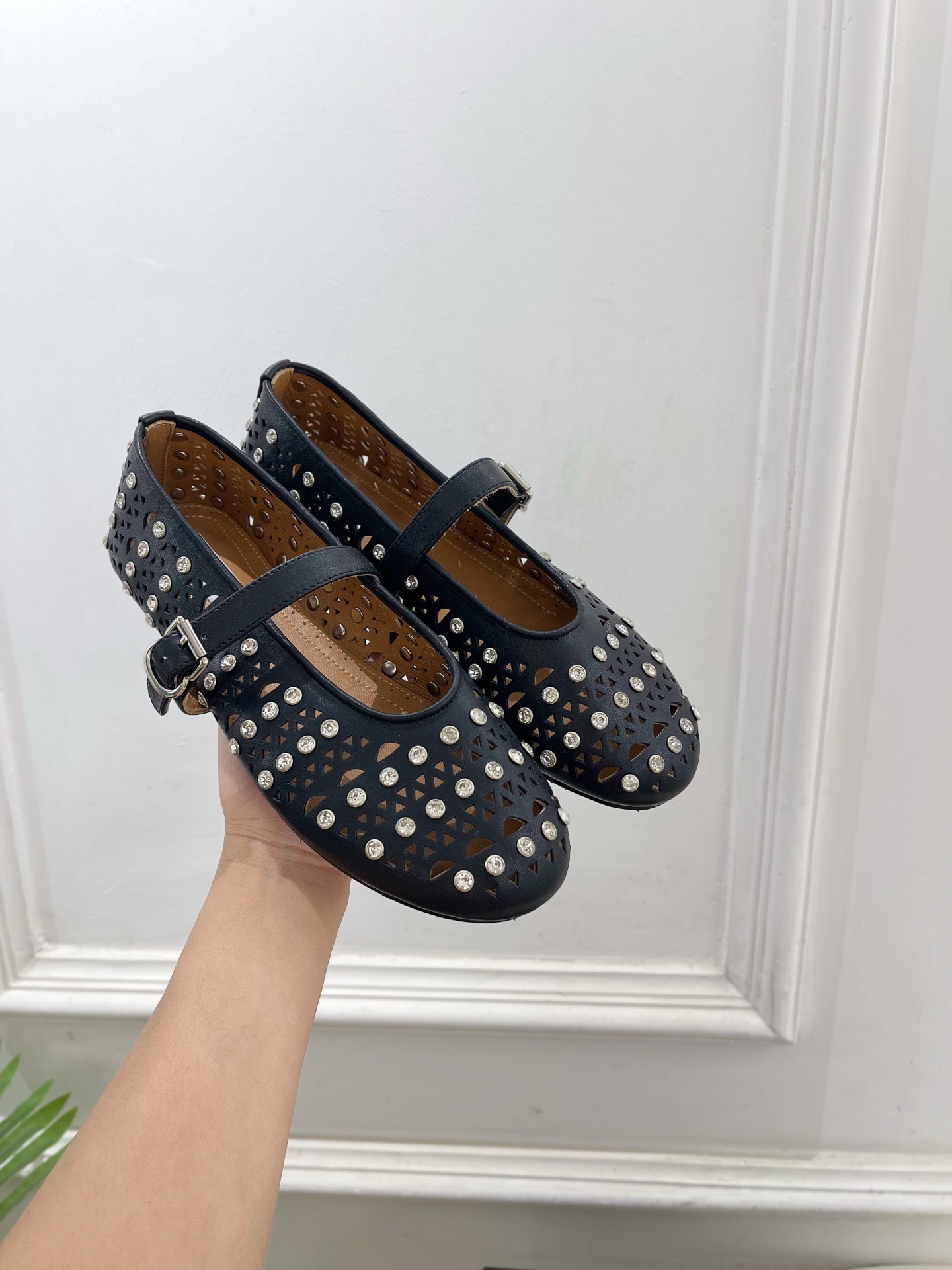 ALAÏA 阿莱亚25ss新品水钻镂空玛丽珍鞋—————————Alaïa作为这两年最受欢迎的鬼才设计师
