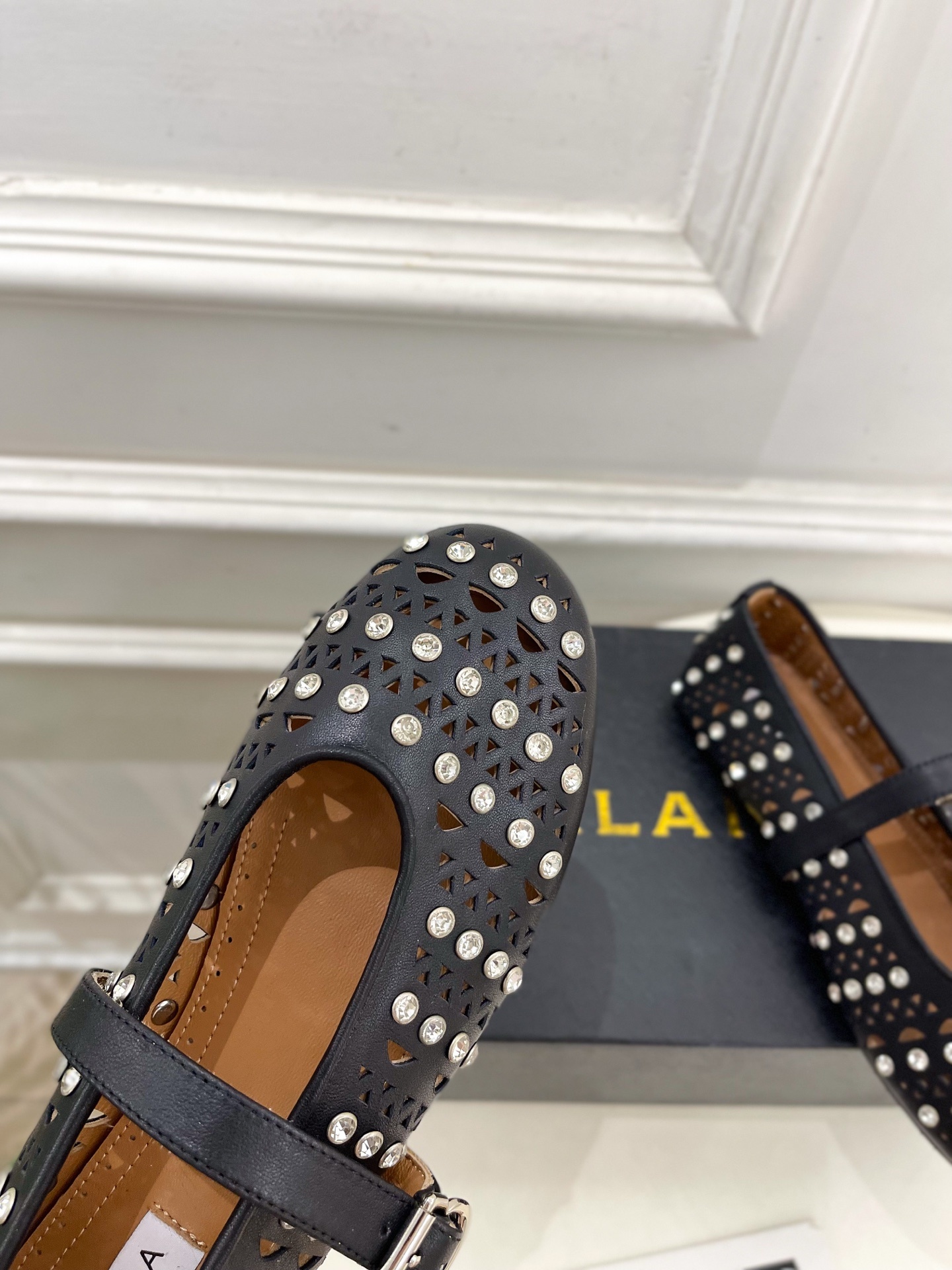ALAÏA 阿莱亚25ss新品水钻镂空玛丽珍鞋—————————Alaïa作为这两年最受欢迎的鬼才设计师