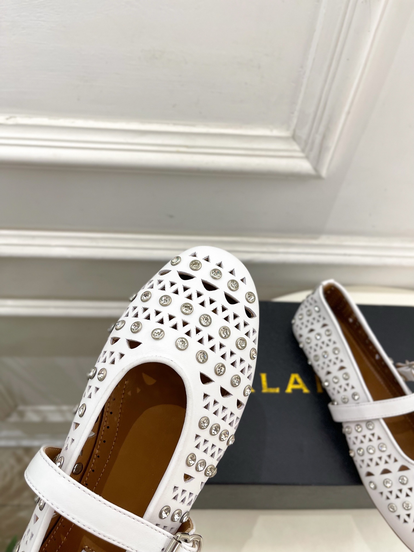 ALAÏA 阿莱亚25ss新品水钻镂空玛丽珍鞋—————————Alaïa作为这两年最受欢迎的鬼才设计师