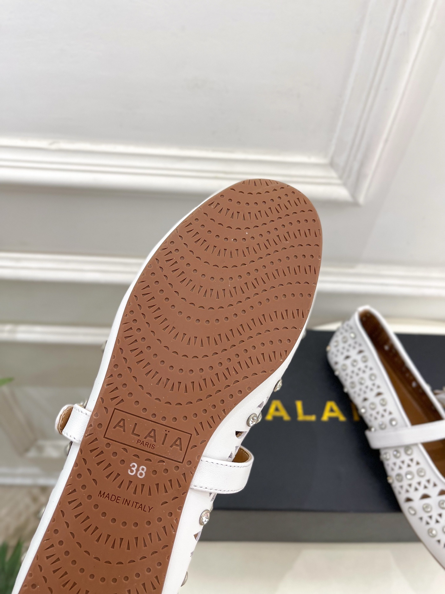 ALAÏA 阿莱亚25ss新品水钻镂空玛丽珍鞋—————————Alaïa作为这两年最受欢迎的鬼才设计师