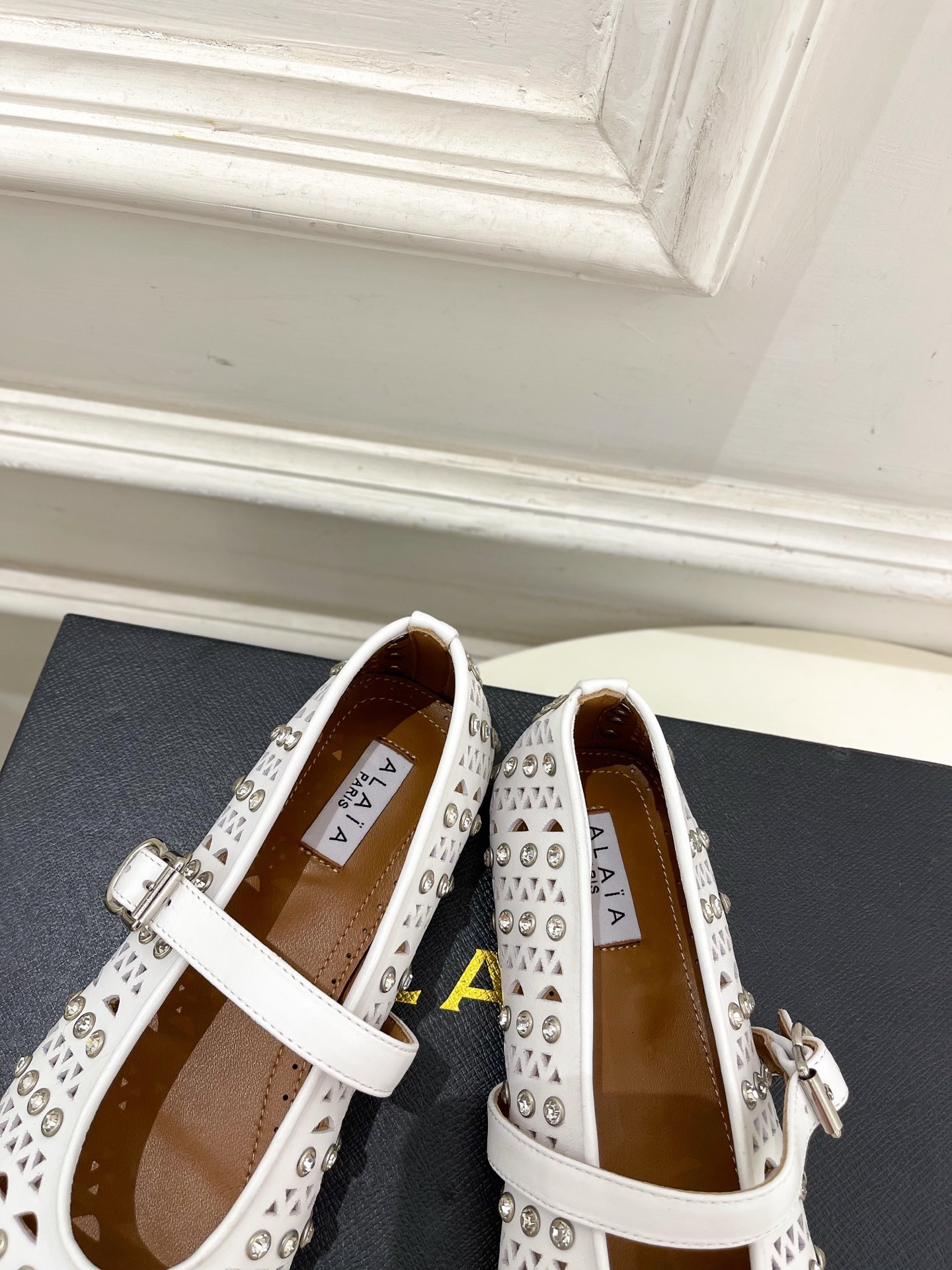 ALAÏA 阿莱亚25ss新品水钻镂空玛丽珍鞋—————————Alaïa作为这两年最受欢迎的鬼才设计师