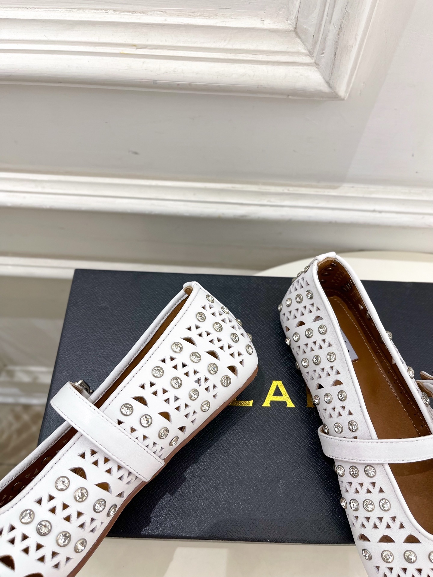 ALAÏA 阿莱亚25ss新品水钻镂空玛丽珍鞋—————————Alaïa作为这两年最受欢迎的鬼才设计师