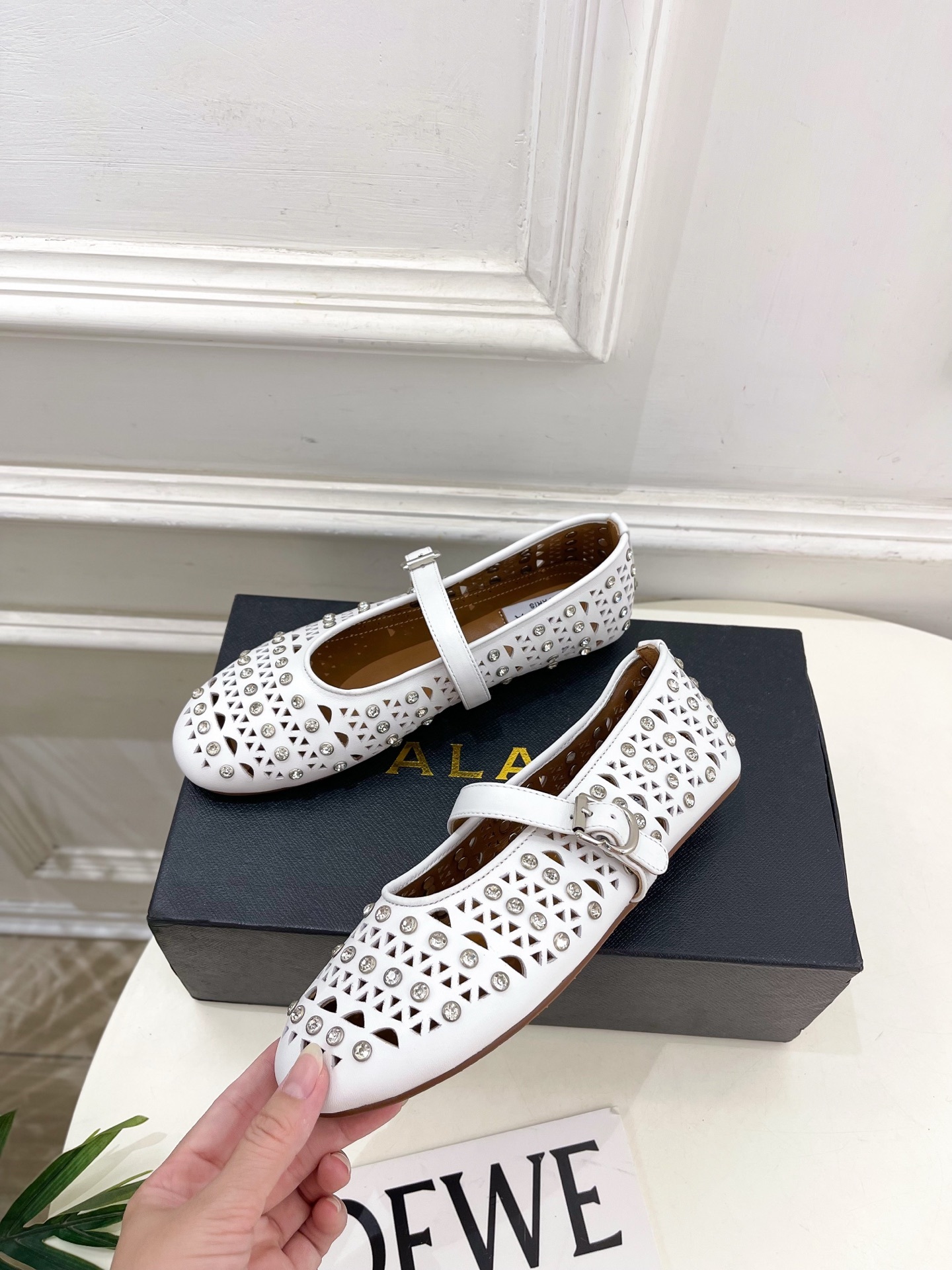 ALAÏA 阿莱亚25ss新品水钻镂空玛丽珍鞋—————————Alaïa作为这两年最受欢迎的鬼才设计师