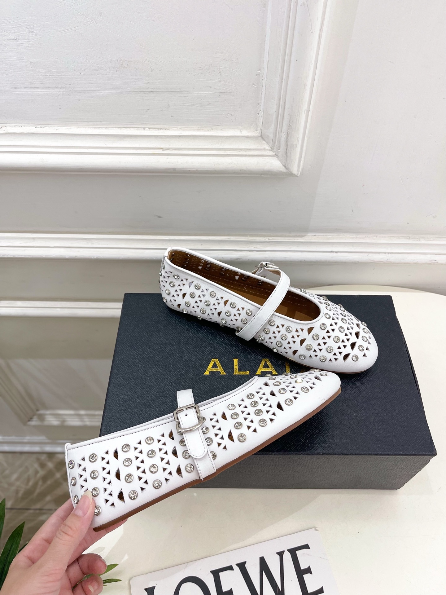 ALAÏA 阿莱亚25ss新品水钻镂空玛丽珍鞋—————————Alaïa作为这两年最受欢迎的鬼才设计师