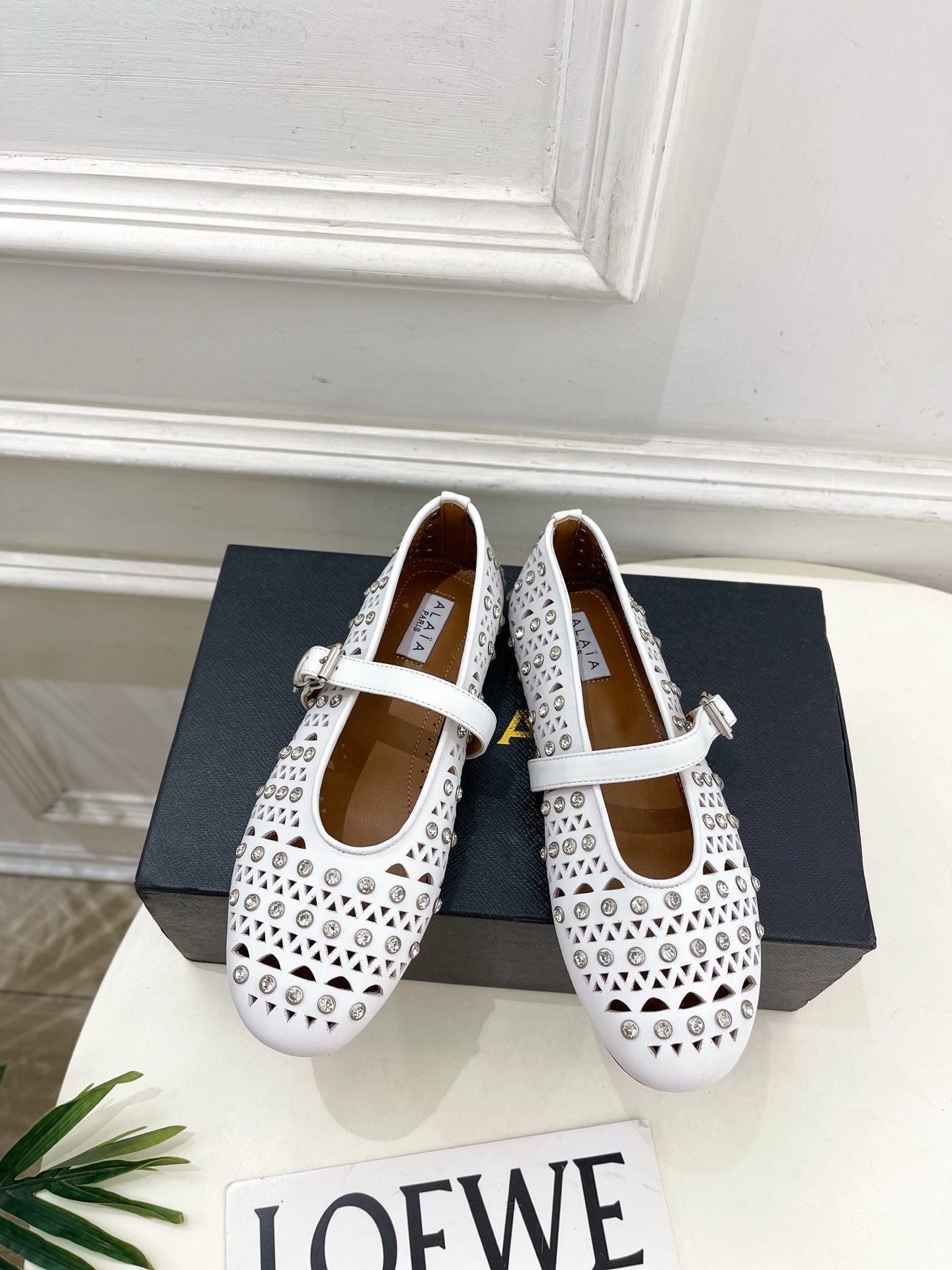ALAÏA 阿莱亚25ss新品水钻镂空玛丽珍鞋—————————Alaïa作为这两年最受欢迎的鬼才设计师