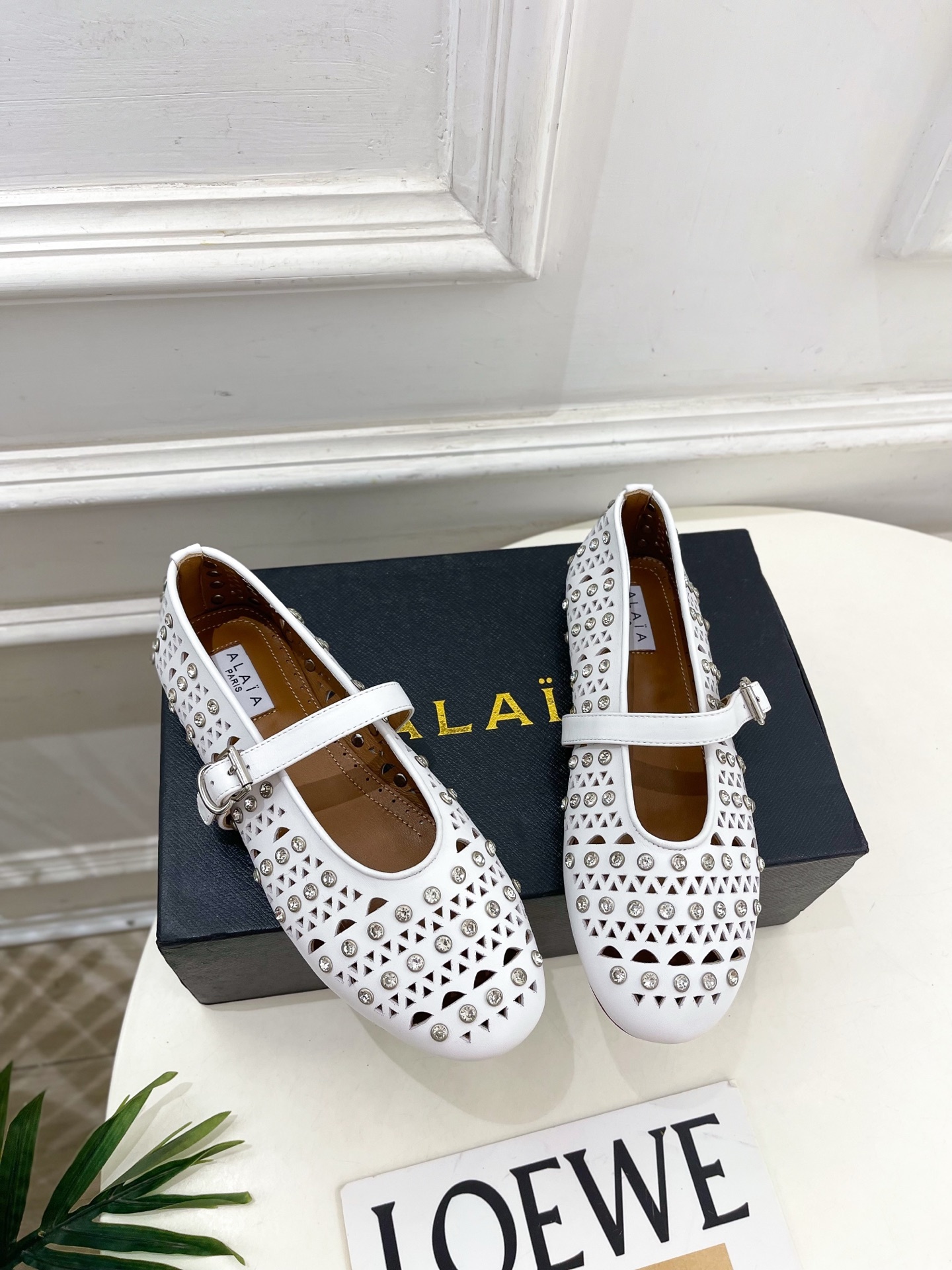 ALAÏA 阿莱亚25ss新品水钻镂空玛丽珍鞋—————————Alaïa作为这两年最受欢迎的鬼才设计师