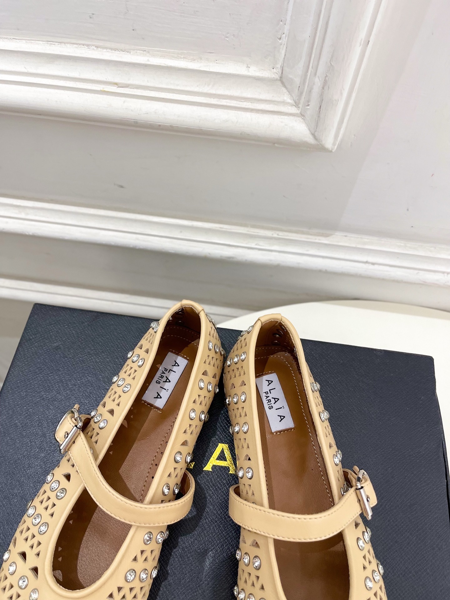 ALAÏA 阿莱亚25ss新品水钻镂空玛丽珍鞋—————————Alaïa作为这两年最受欢迎的鬼才设计师