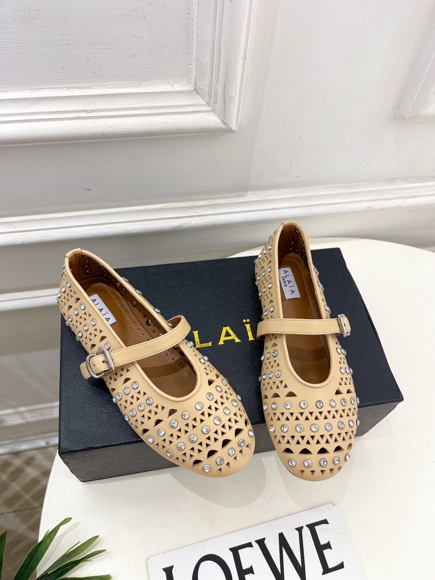 ALAÏA 阿莱亚25ss新品水钻镂空玛丽珍鞋—————————Alaïa作为这两年最受欢迎的鬼才设计师