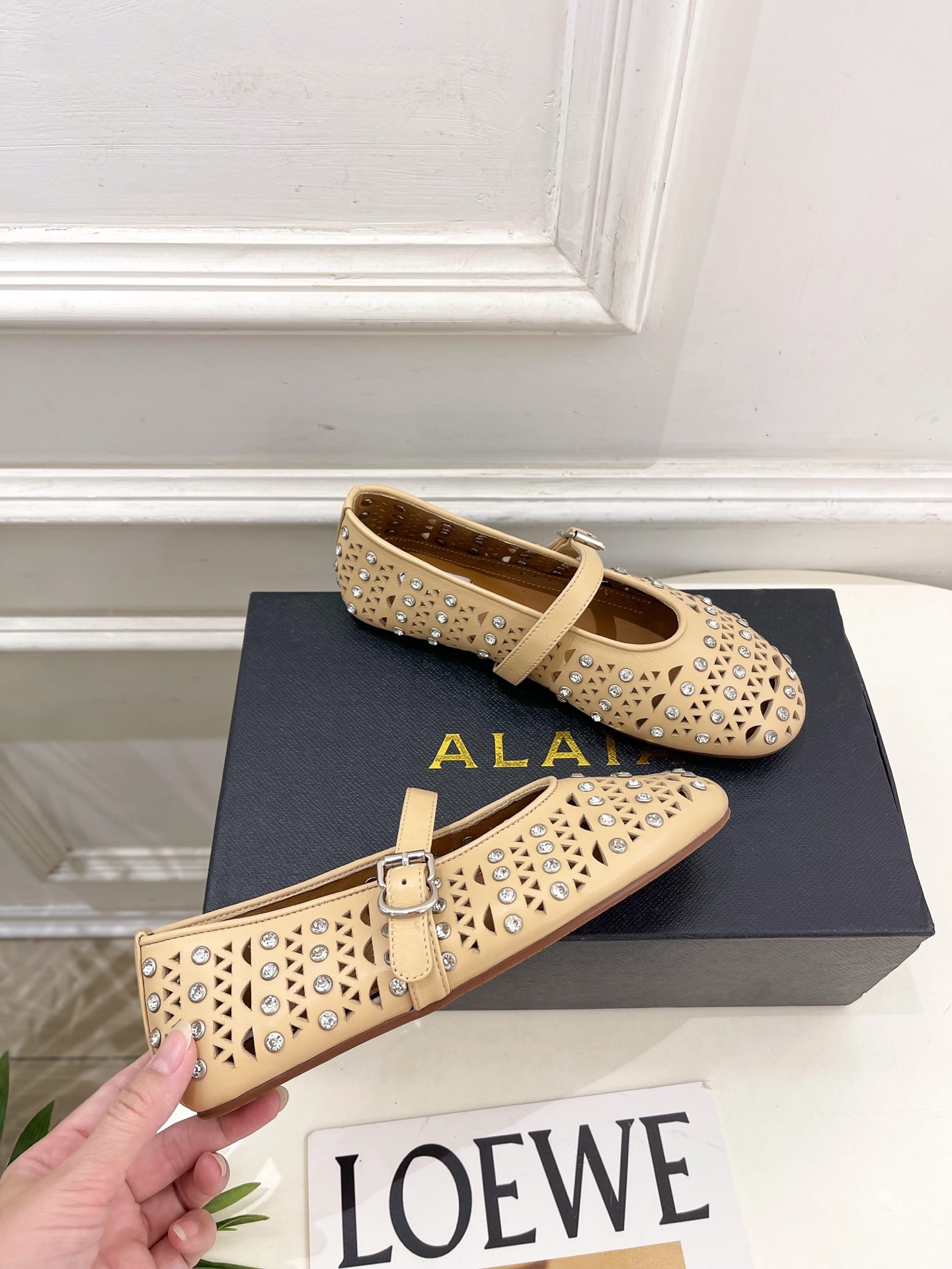 ALAÏA 阿莱亚25ss新品水钻镂空玛丽珍鞋—————————Alaïa作为这两年最受欢迎的鬼才设计师