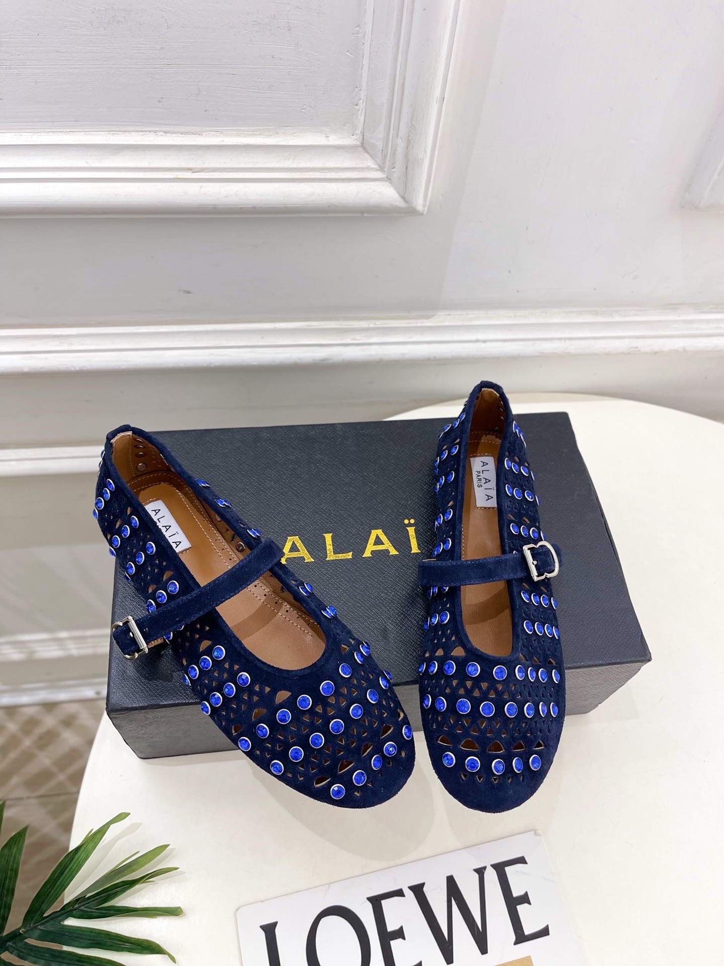 ALAÏA 阿莱亚25ss新品水钻镂空玛丽珍鞋—————————Alaïa作为这两年最受欢迎的鬼才设计师