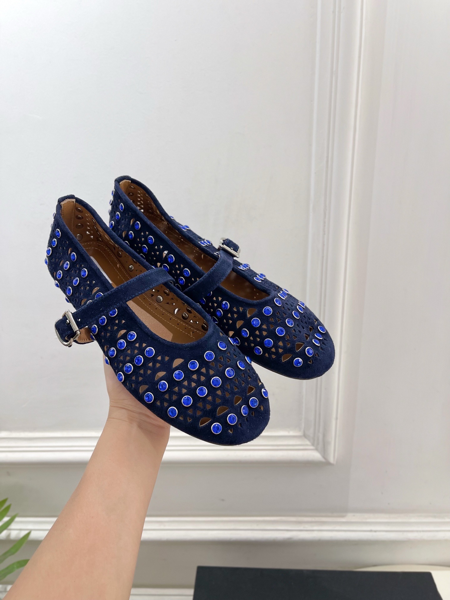 ALAÏA 阿莱亚25ss新品水钻镂空玛丽珍鞋—————————Alaïa作为这两年最受欢迎的鬼才设计师