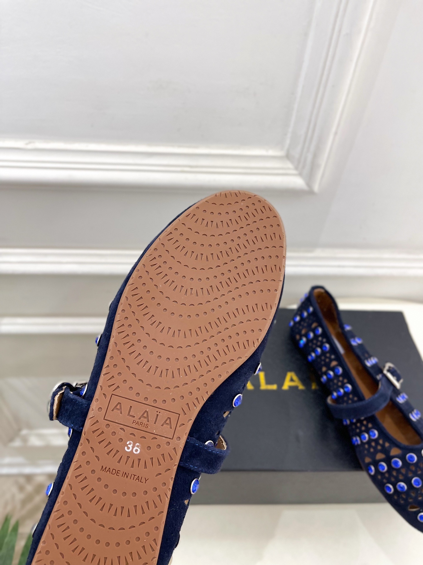 ALAÏA 阿莱亚25ss新品水钻镂空玛丽珍鞋—————————Alaïa作为这两年最受欢迎的鬼才设计师