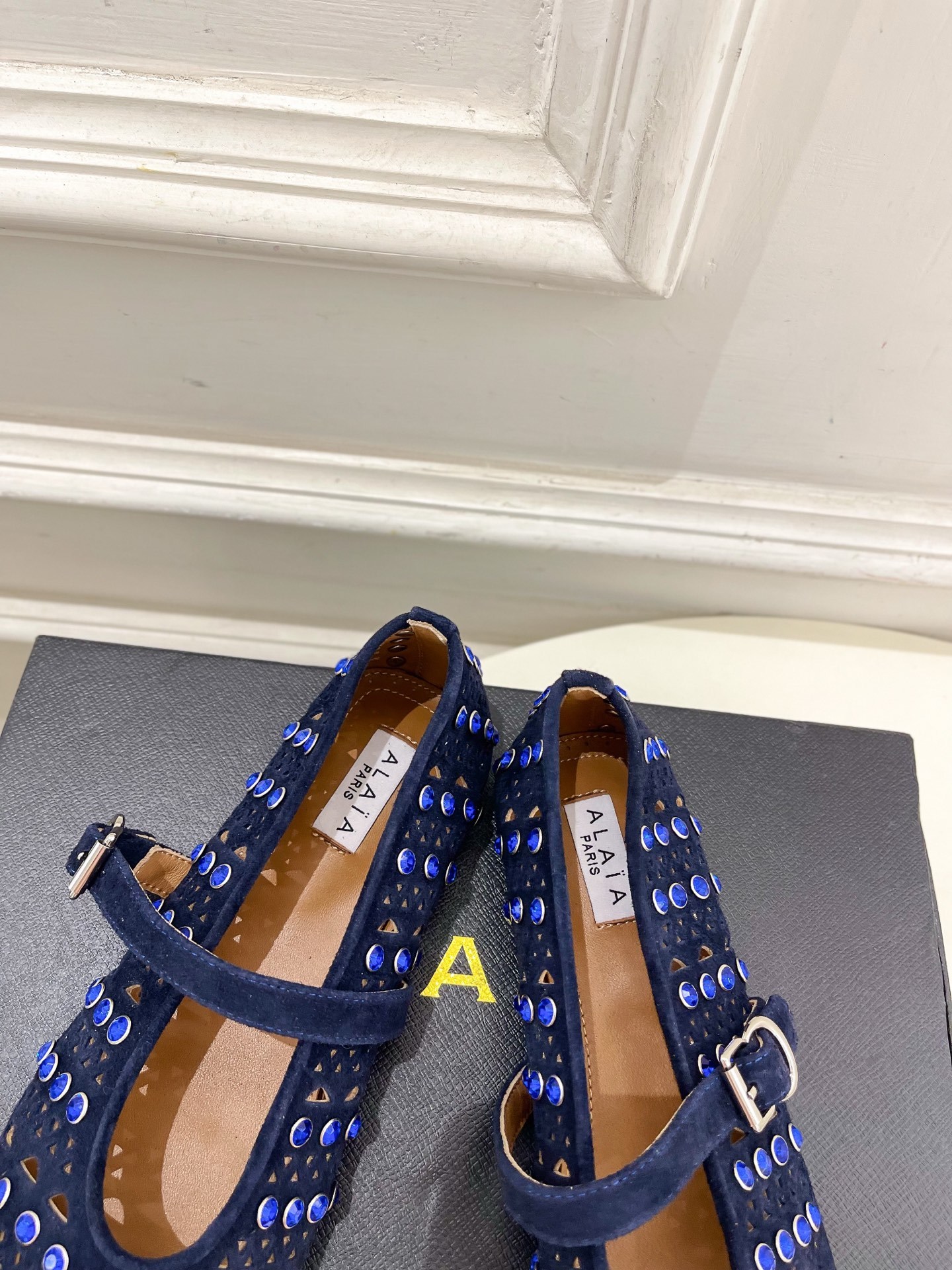 ALAÏA 阿莱亚25ss新品水钻镂空玛丽珍鞋—————————Alaïa作为这两年最受欢迎的鬼才设计师