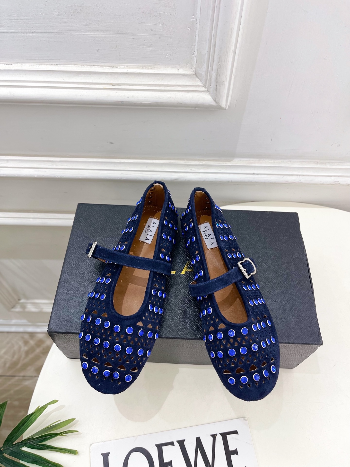 ALAÏA 阿莱亚25ss新品水钻镂空玛丽珍鞋—————————Alaïa作为这两年最受欢迎的鬼才设计师