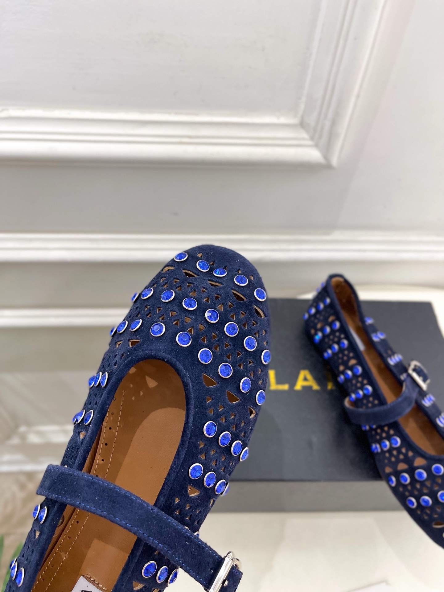 ALAÏA 阿莱亚25ss新品水钻镂空玛丽珍鞋—————————Alaïa作为这两年最受欢迎的鬼才设计师