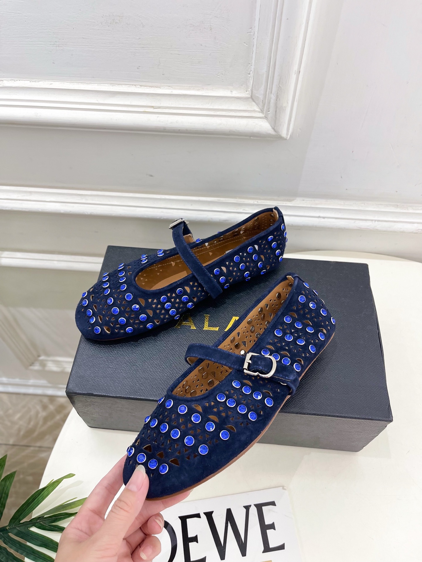 ALAÏA 阿莱亚25ss新品水钻镂空玛丽珍鞋—————————Alaïa作为这两年最受欢迎的鬼才设计师