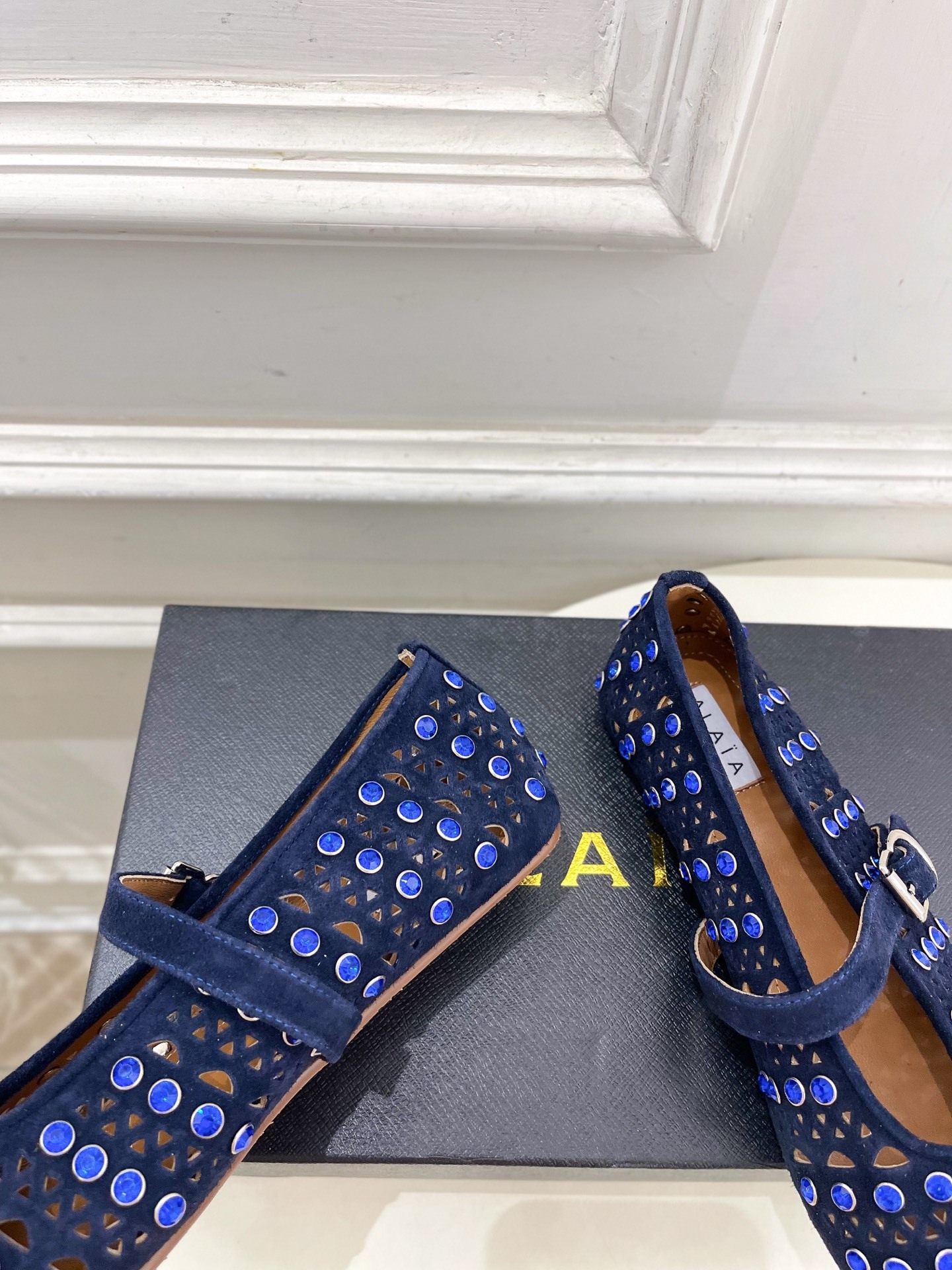 ALAÏA 阿莱亚25ss新品水钻镂空玛丽珍鞋—————————Alaïa作为这两年最受欢迎的鬼才设计师