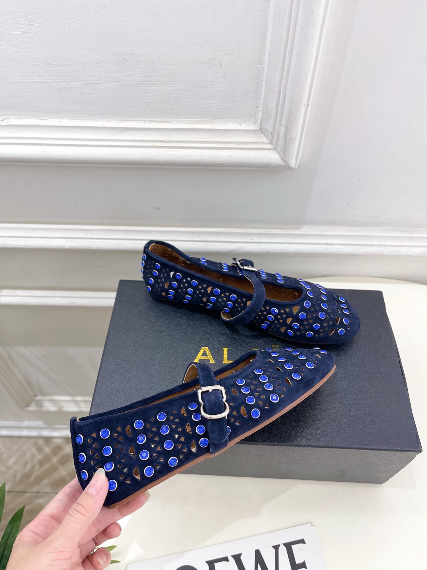ALAÏA 阿莱亚25ss新品水钻镂空玛丽珍鞋—————————Alaïa作为这两年最受欢迎的鬼才设计师