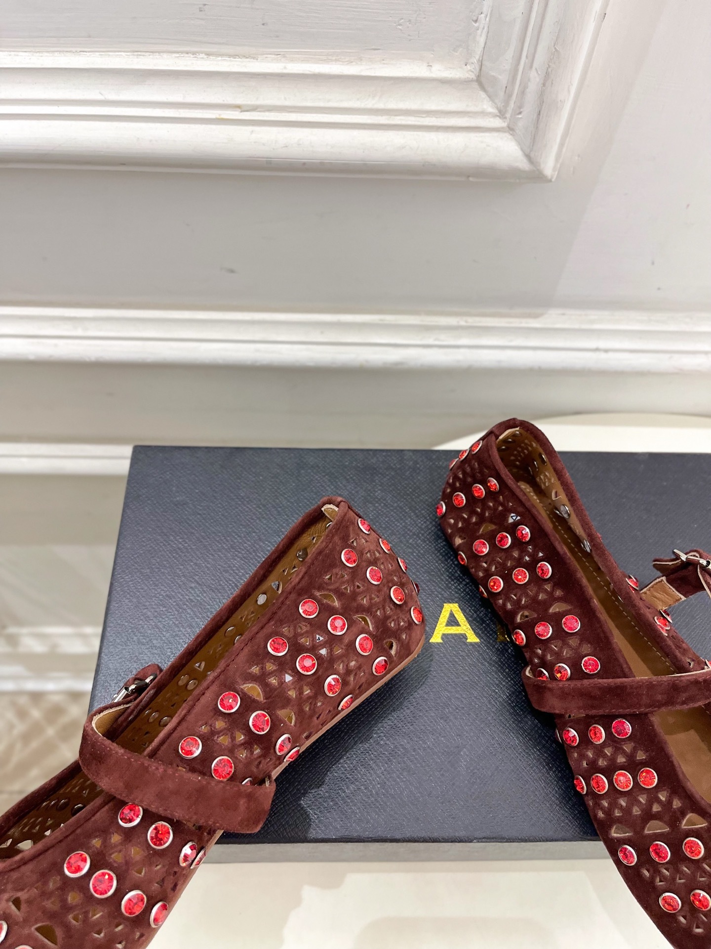 ALAÏA 阿莱亚25ss新品水钻镂空玛丽珍鞋—————————Alaïa作为这两年最受欢迎的鬼才设计师