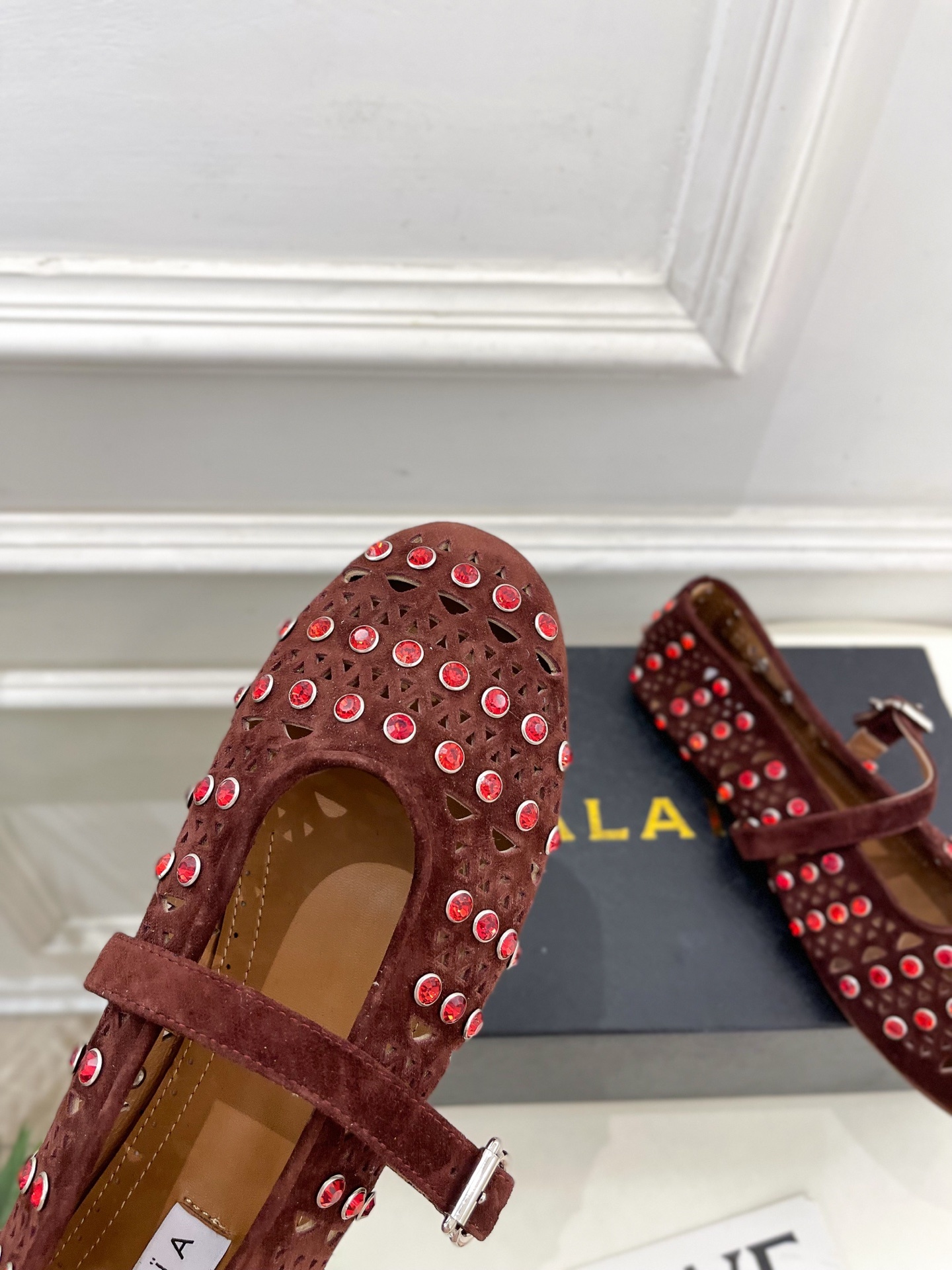 ALAÏA 阿莱亚25ss新品水钻镂空玛丽珍鞋—————————Alaïa作为这两年最受欢迎的鬼才设计师
